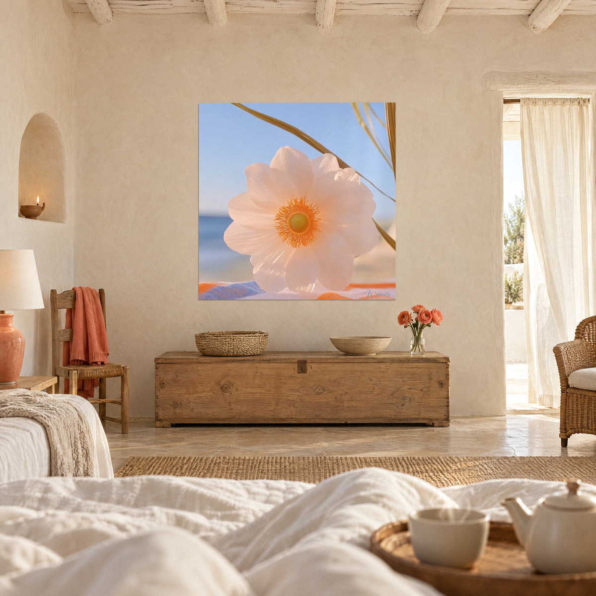 Cuadro pétalos rosa tierno con corazón dorado, horizonte azul y toalla naranja, pareja de espaldas sobre una cama en un dormitorio luminoso