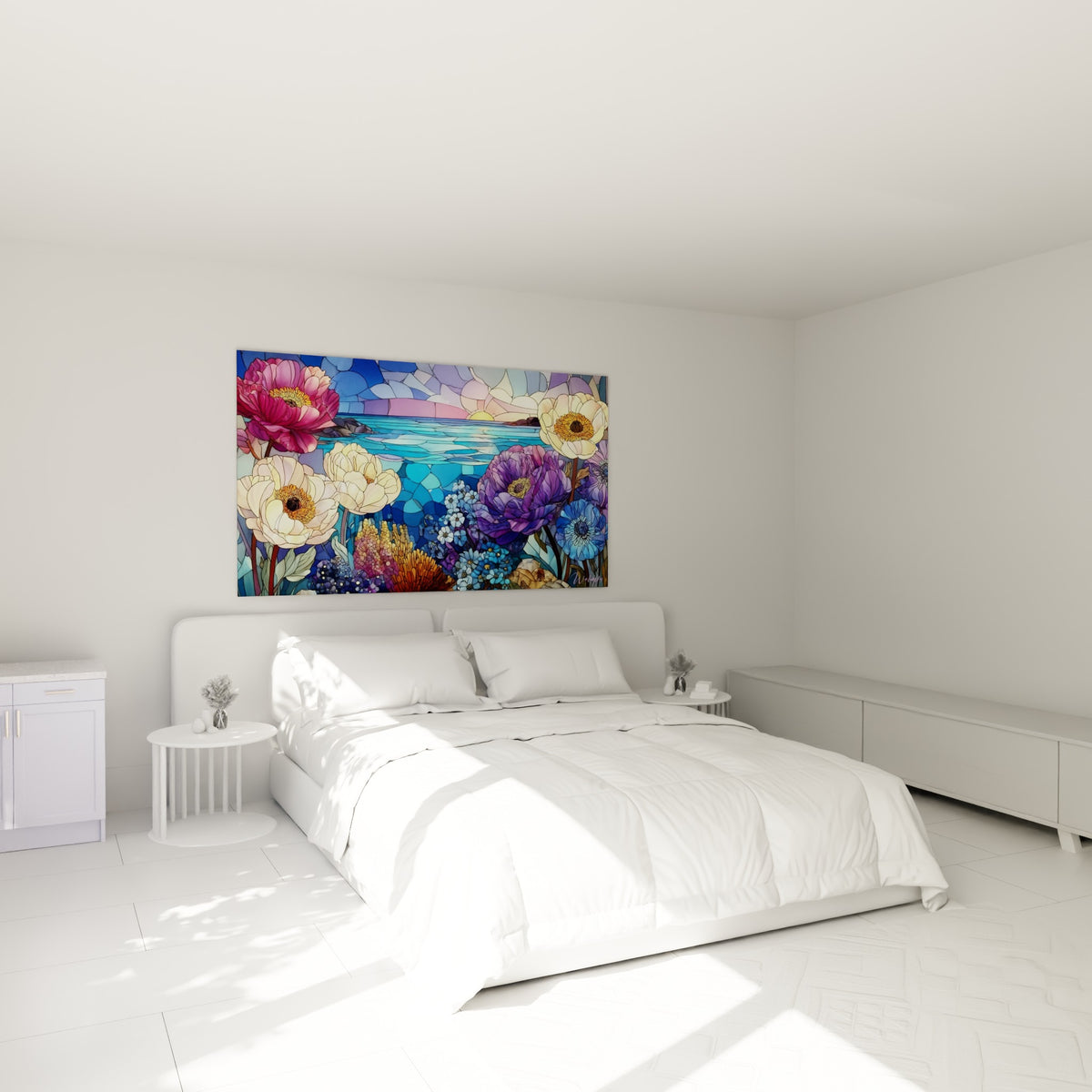 Fleurs bleu marine et corail en mosaïque de vitrail accrochées au-dessus d'un lit dans une chambre claire