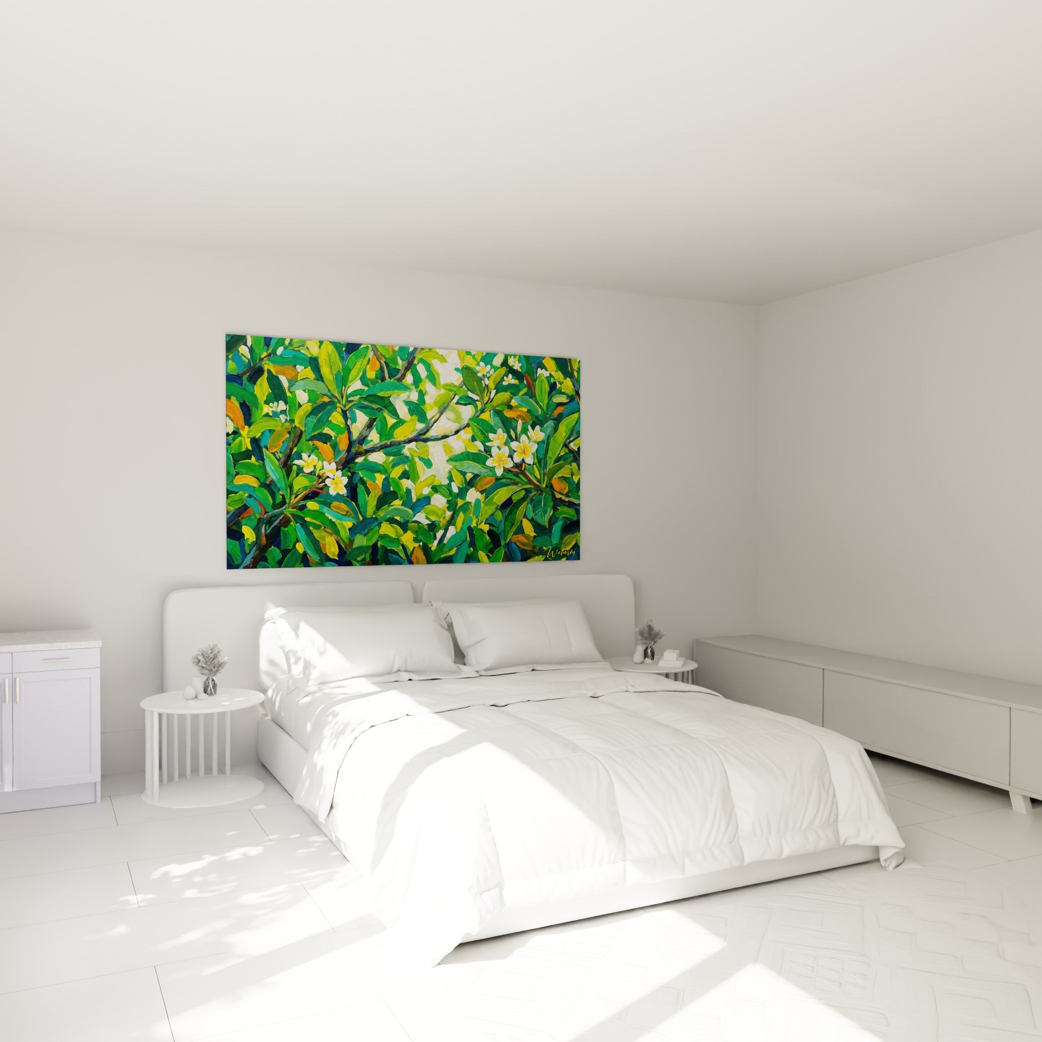 Fleurs de frangipanier blanches sur feuillage vert sauge, accrochées au-dessus d'un lit dans une chambre claire