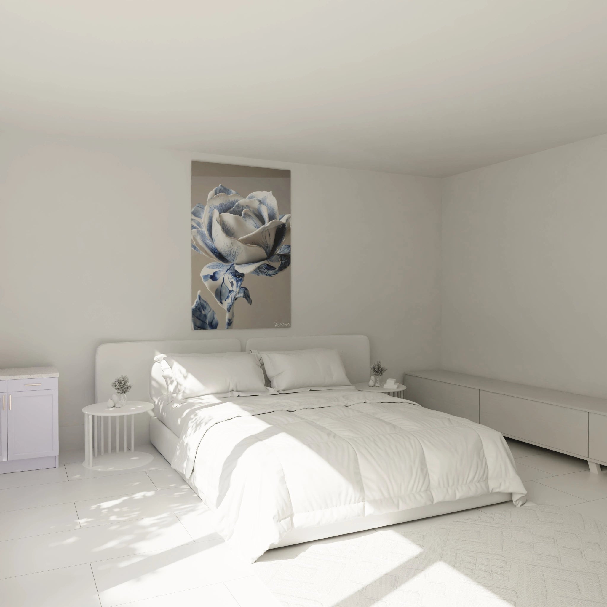 Tableau porcelaine d'une rose stylisée en blanc et bleu, montrant des pétales incurvés aux nervures détaillées. La surface lustrée capture la lumière, révélant les nuances subtiles entre le blanc éclatant et le bleu profond.
