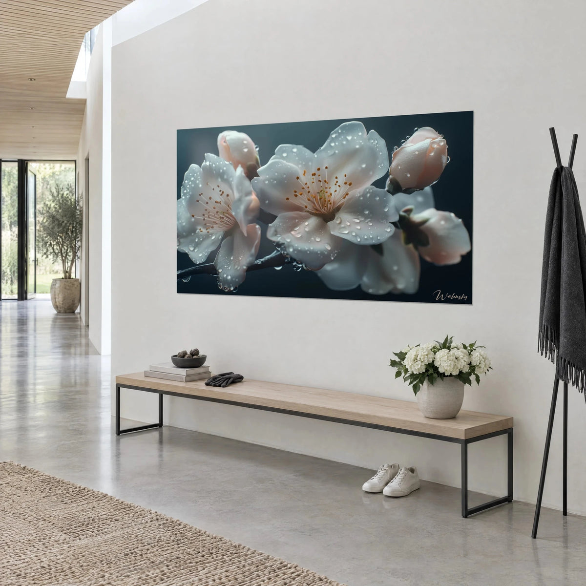 Tableau branche de cerisier en fleur, pétales nacrés et étamines orangées sur fond bleu sombre, au-dessus d'un banc en bois