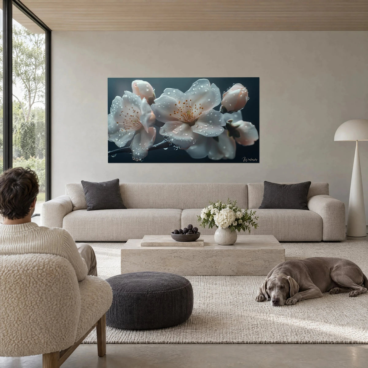 Tableau fleurs de cerisier blanc rosé couvertes de gouttes de rosée sur fond bleu nuit, au-dessus d'un canapé dans un salon lumineux