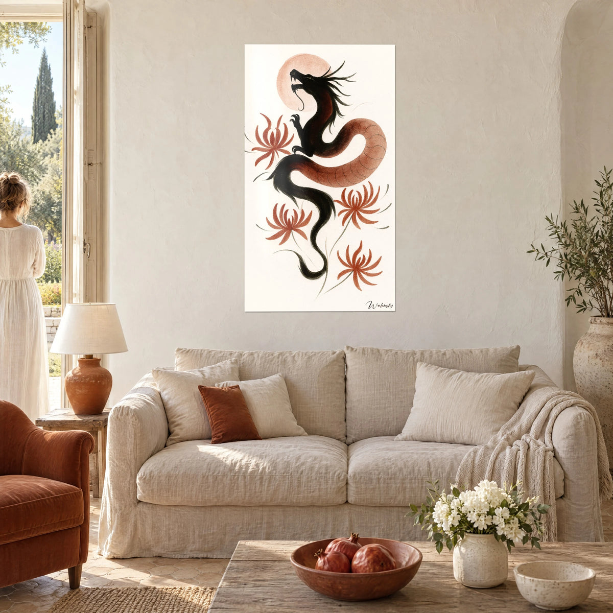 Tableau dragon chinois noir s'enroulant autour d'une lune rose pâle, fleurs rouille, une femme de dos au-dessus d'un canapé dans un salon lumineux