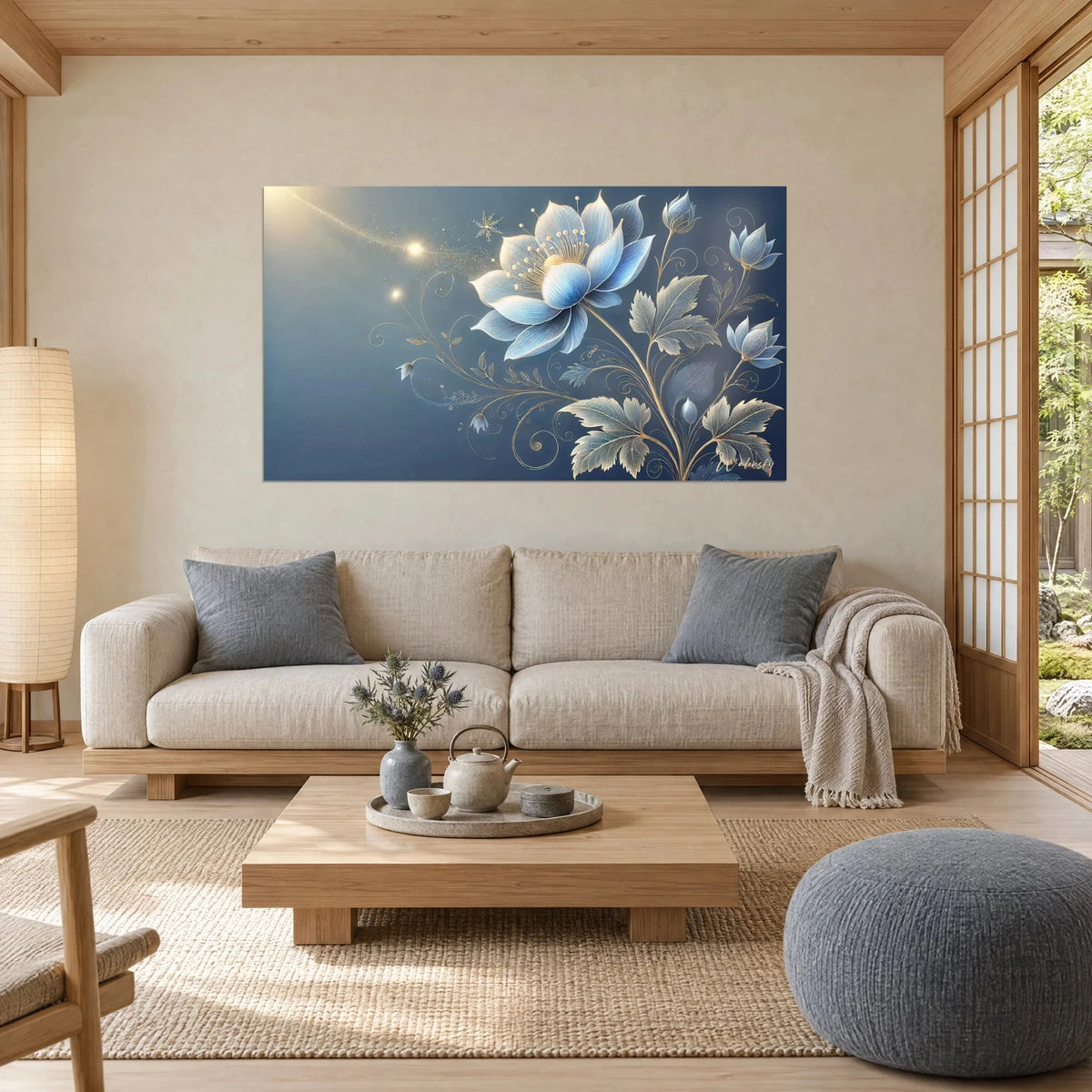 Gemälde Blaue gefrostete Lotusblüte mit gerippten Blütenblättern auf Marineblau, goldene Linien, über einem Sofa in einem hellen Wohnzimmer
