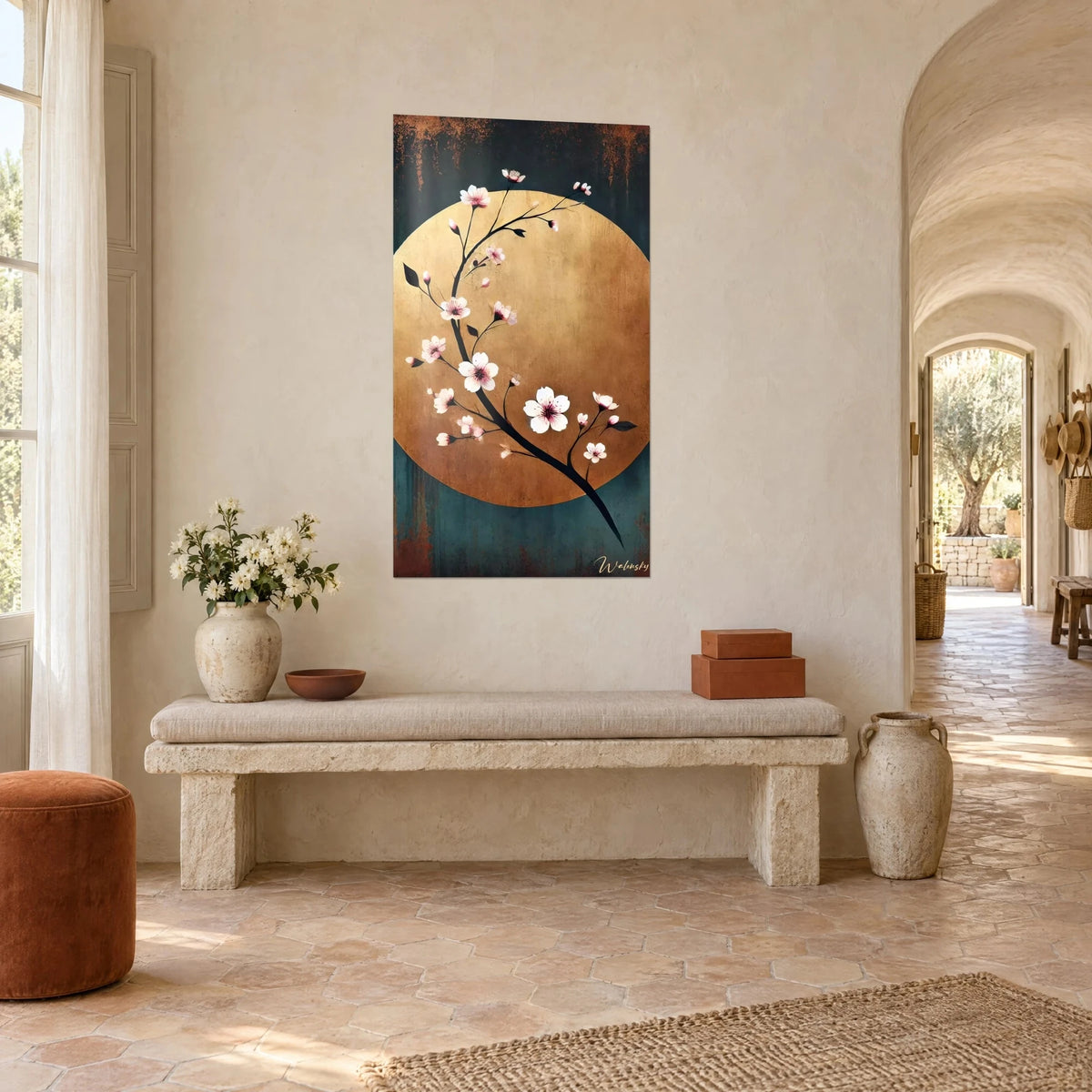 Quadro di ciliegio giapponese dai petali bianchi con cuore magenta, grande sole ocra, sfondo verde petrolio, in fondo a un corridoio di masseria provenzale