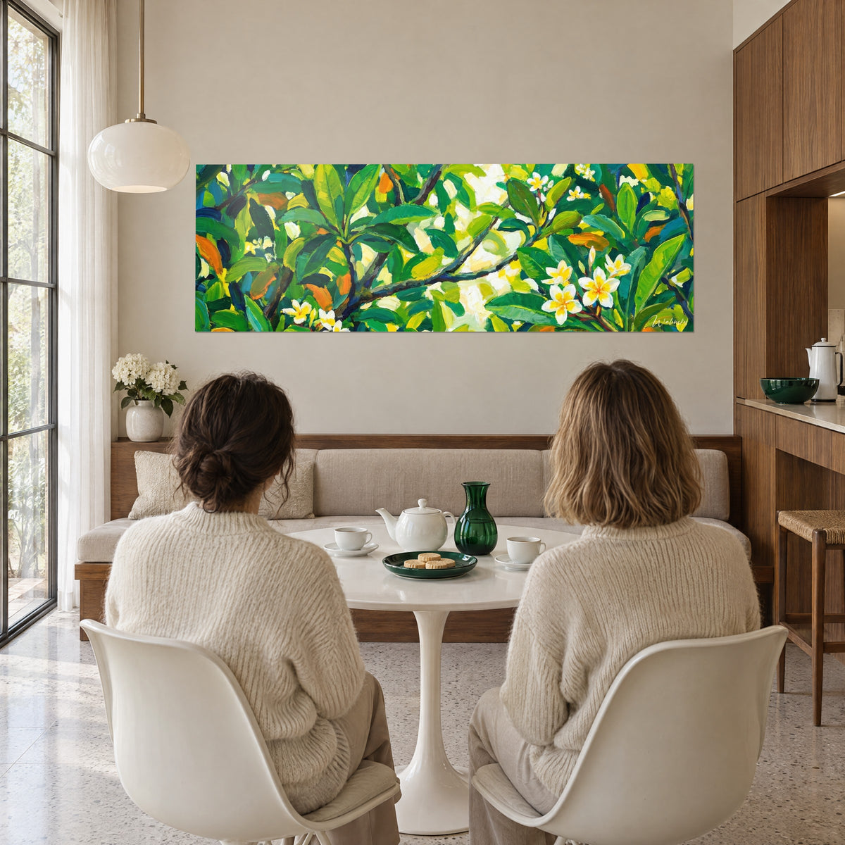 Tableau jungle fleurie en coups de couteau vert vif et blanc ivoire, regardé par deux personnes de dos attablées devant un mur clair