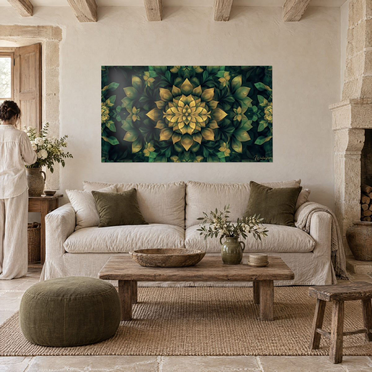 Tableau fleur fractale dorée aux pétales or et vert émeraude, une femme de dos, au-dessus d'un canapé dans un salon lumineux