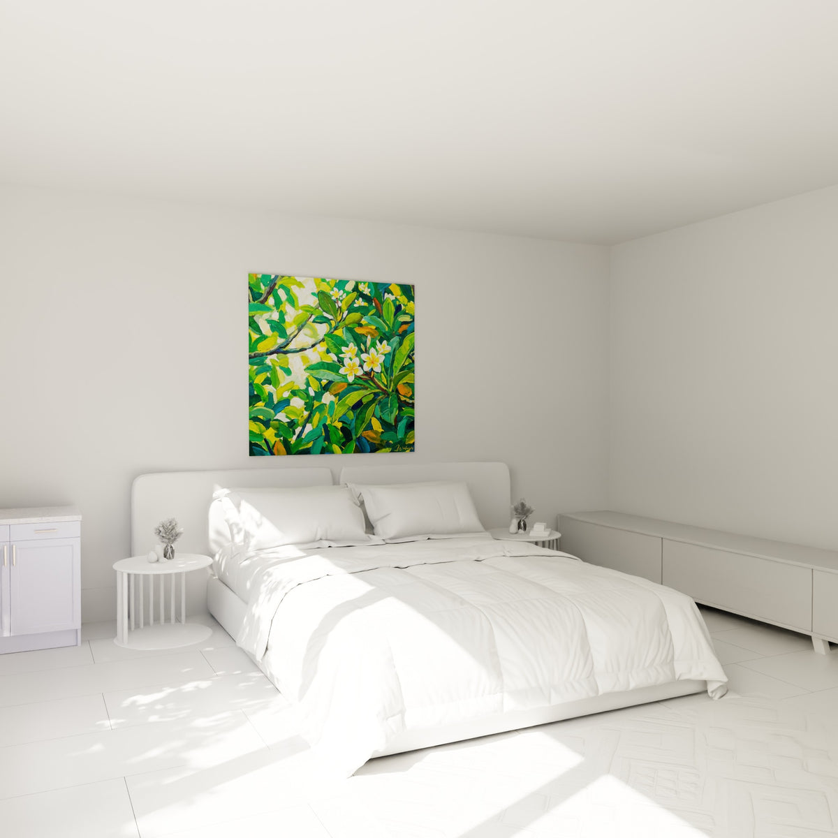 Frangipanier jaune et vert accroché au-dessus d'un lit dans une chambre claire et lumineuse