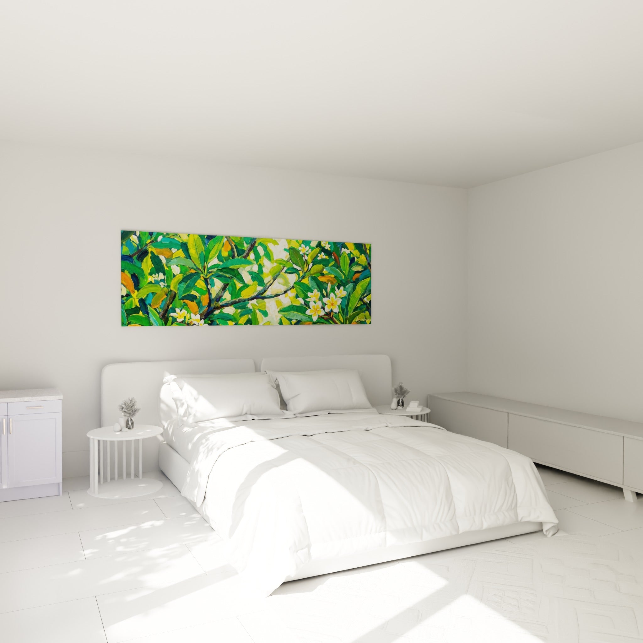 Fleurs blanches de frangipanier parmi un feuillage vert dense, accrochées au-dessus d'un lit dans une chambre claire