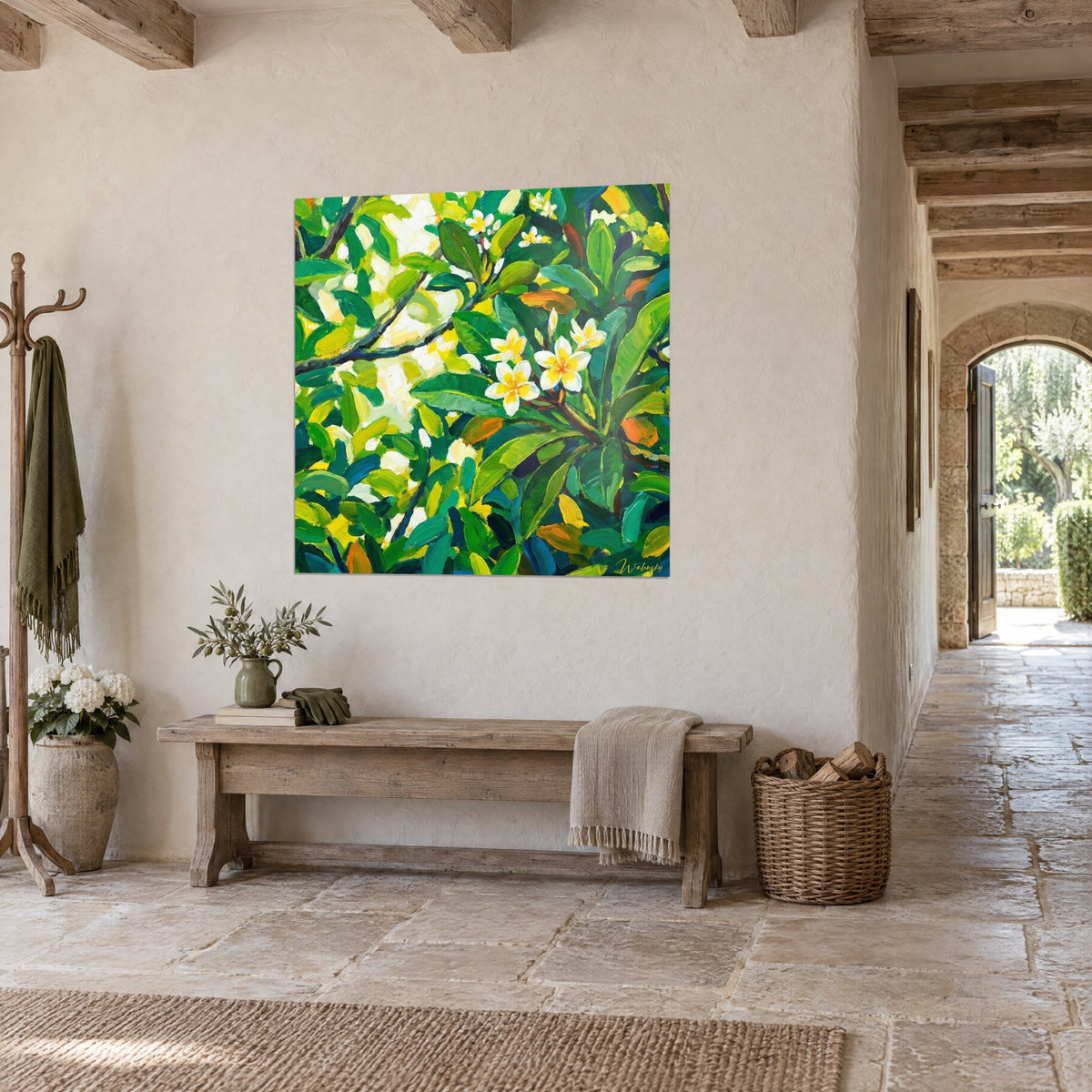 Quadro rami di frangipani in fiore, petali color crema con tocchi arancio su fondo verde vivace, in un corridoio di pietra chiara