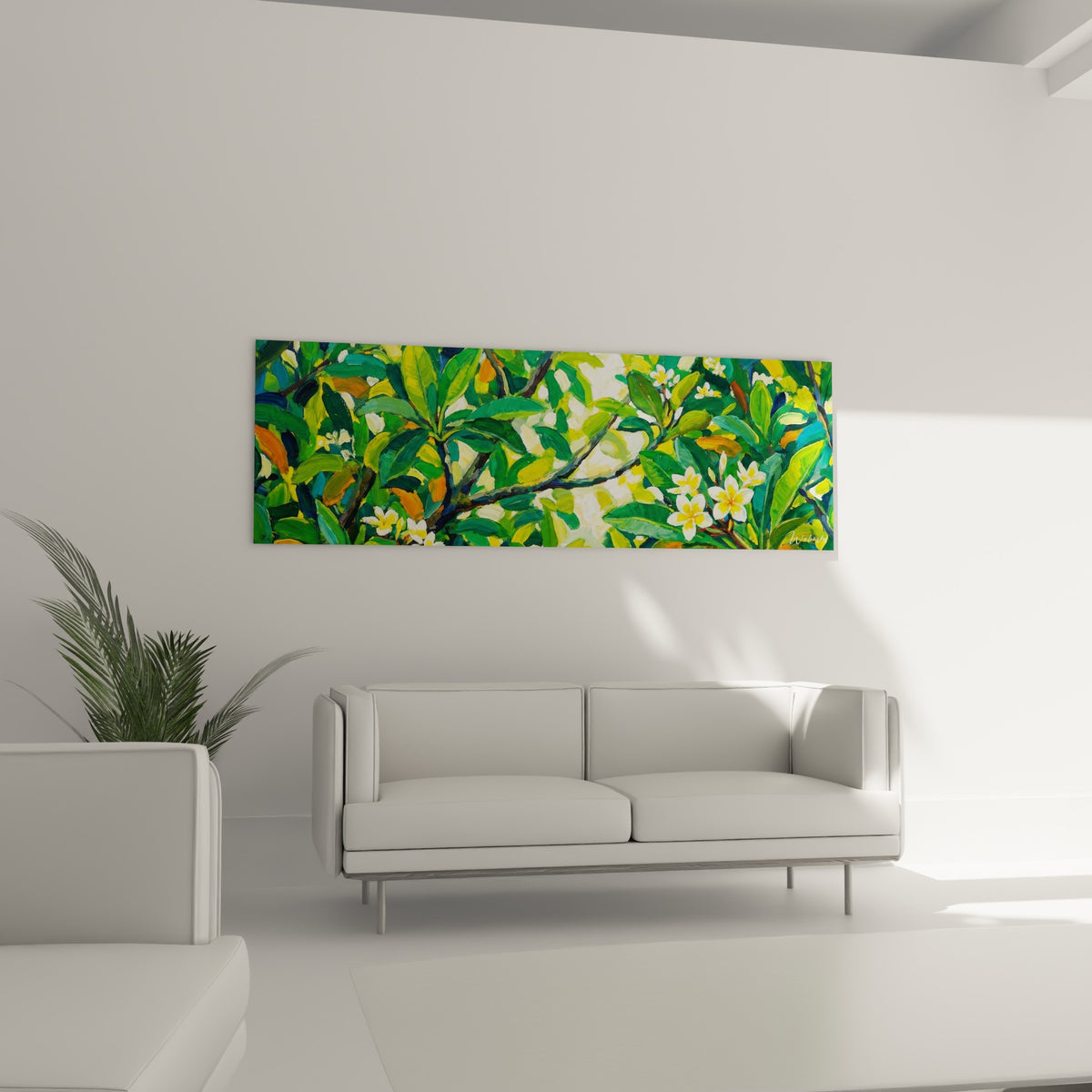 Branches de frangipanier vert et ocre traversées de lumière blanche, placées au-dessus d'un canapé dans un salon lumineux
