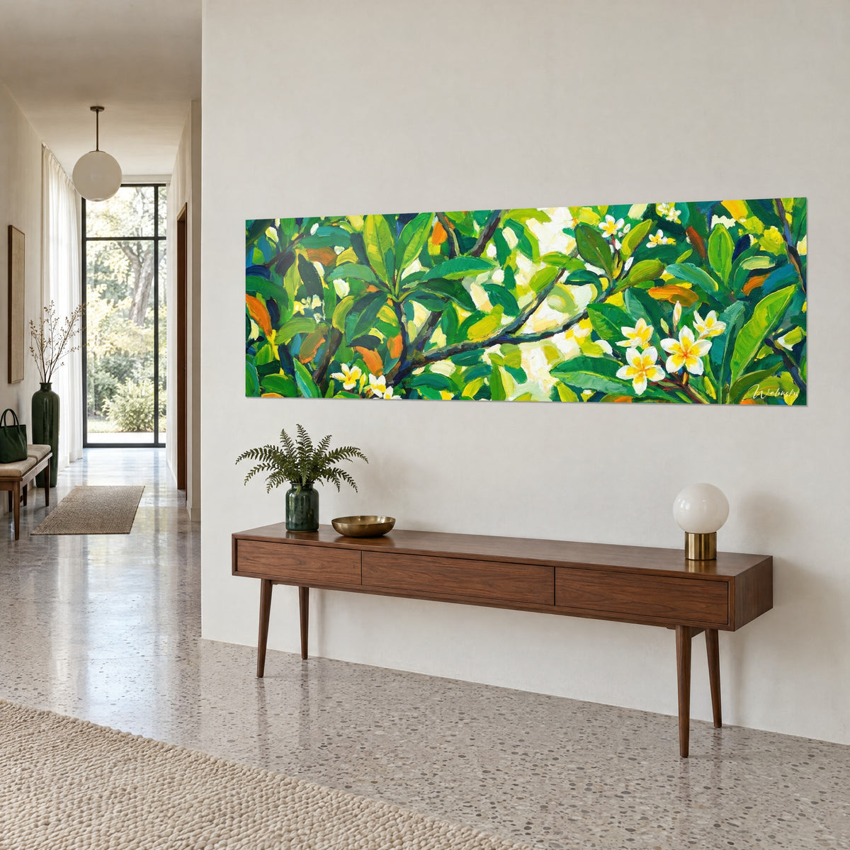 Tableau feuillage tropical peint à la spatule, vert émeraude et jaune citron, orangé sur les branches, sur un mur crème en vue de trois-quarts