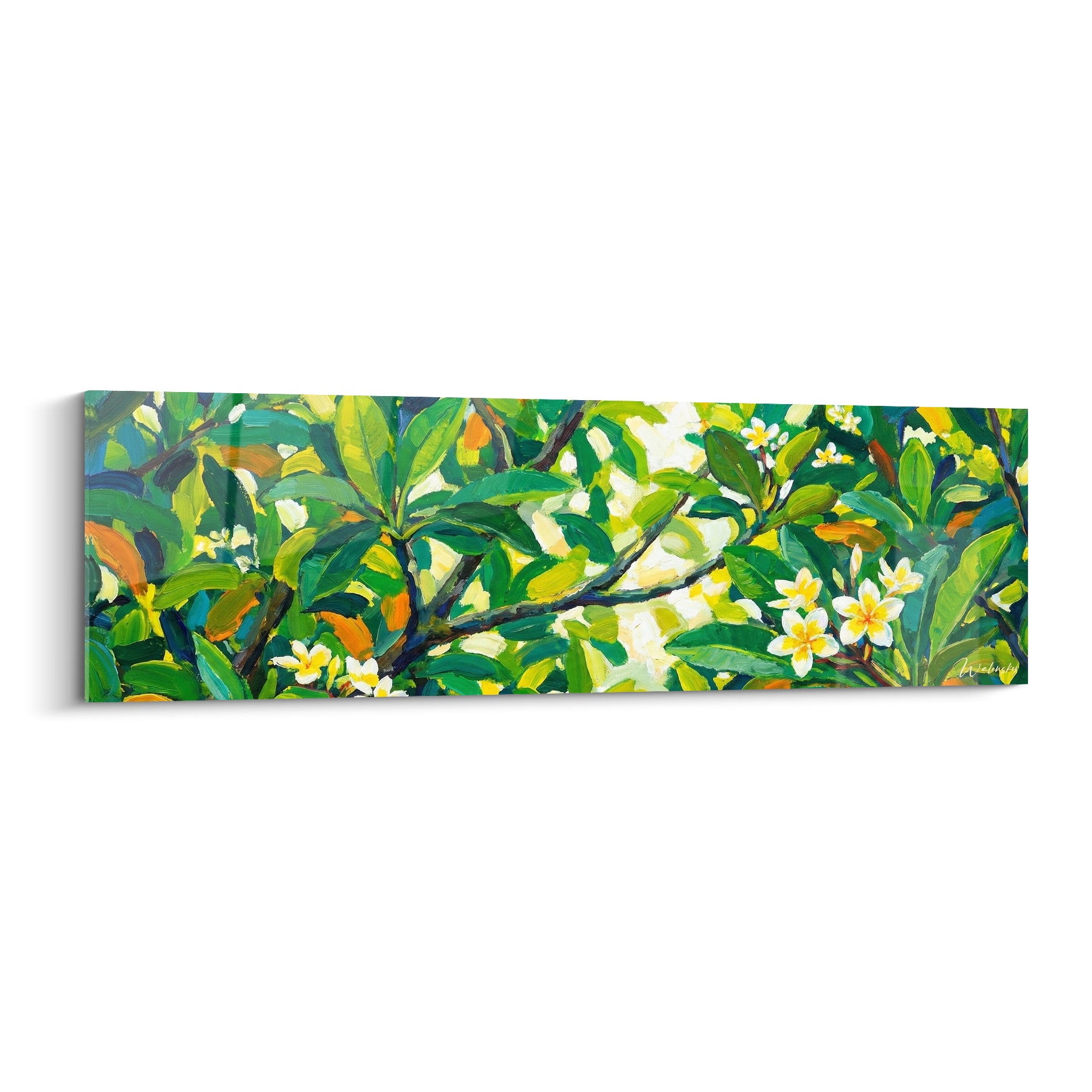 Frangipanier blanc et jaune peint sur fond de feuillage vert émeraude et branches brunes entrelacées