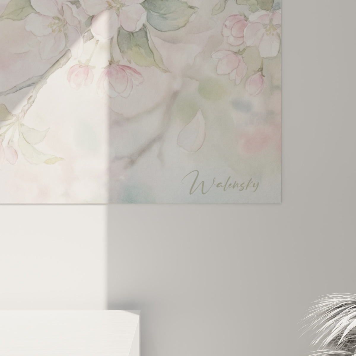 Pétales roses et touches bleu pastel révélant le grain aquarelle et les nuances vertes du feuillage