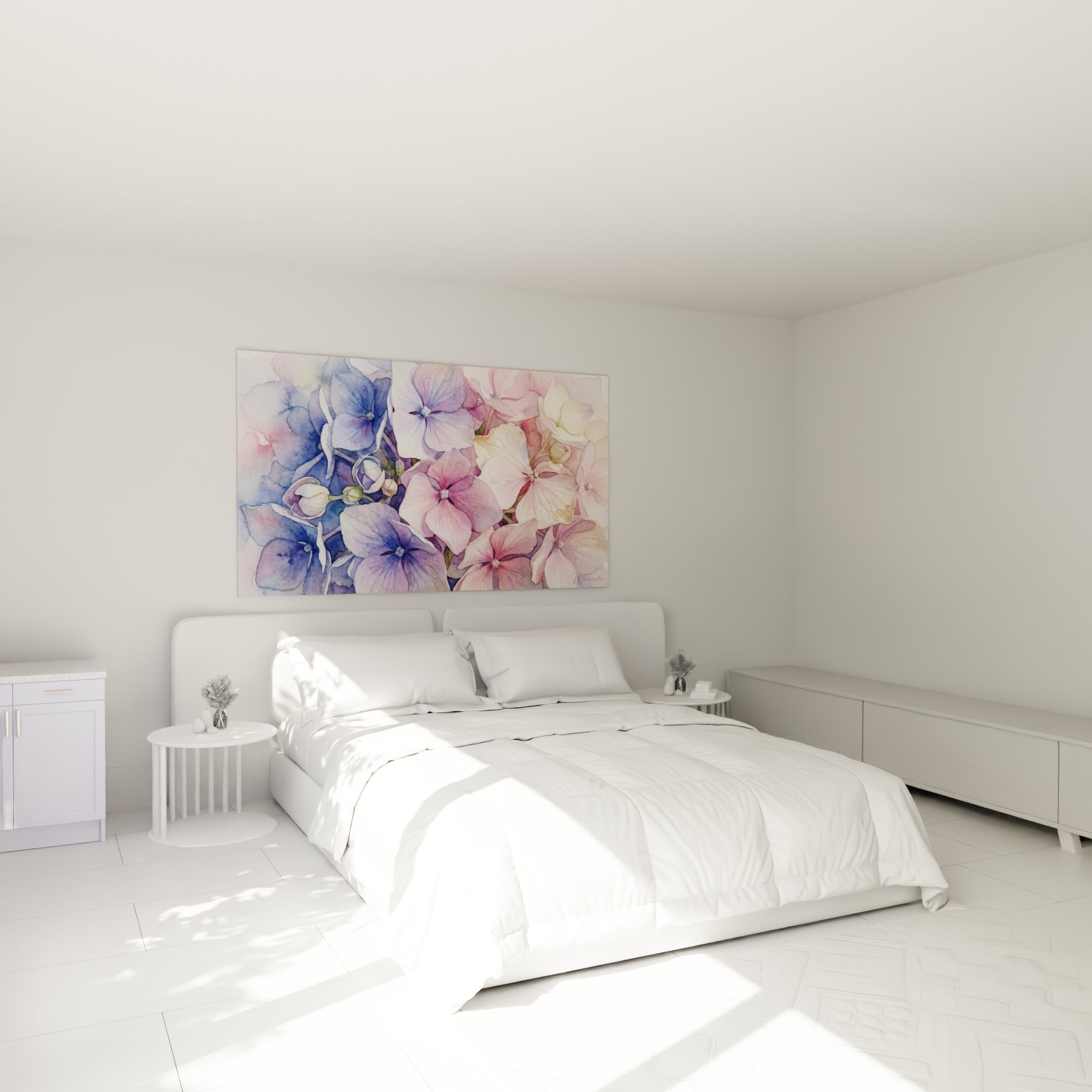 Bouquet d'hortensias bleu violet et rose ancien peint à l'aquarelle, au-dessus d'un lit dans une chambre claire