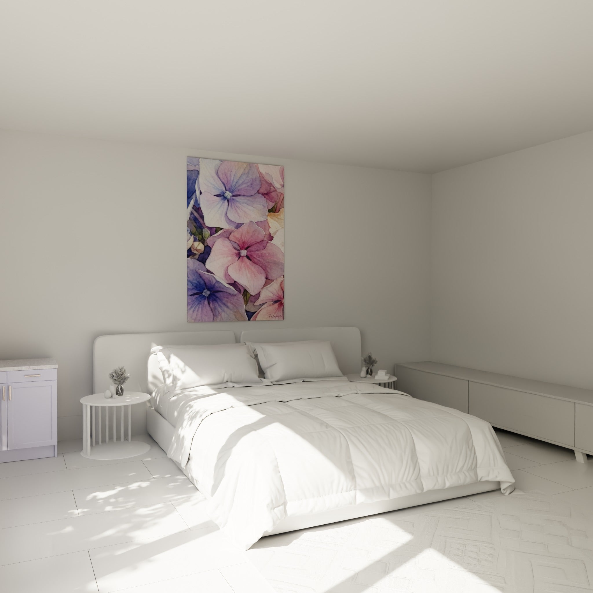 Bouquet d'hortensias rose et lavande au-dessus d'un lit dans une chambre claire