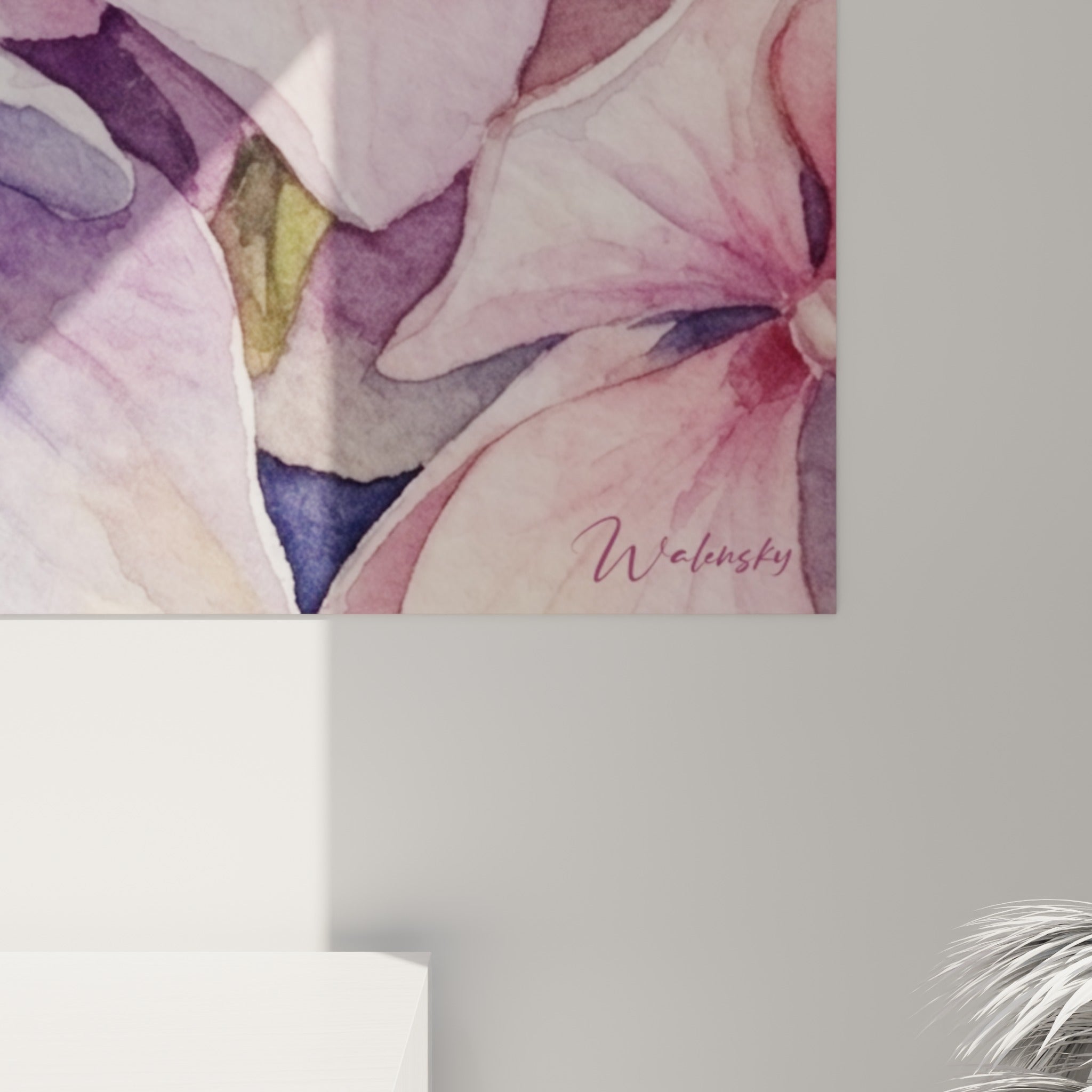 Empâtements aquarelle visibles sur les pétales bleu lavande et rose poudré de l'hortensia