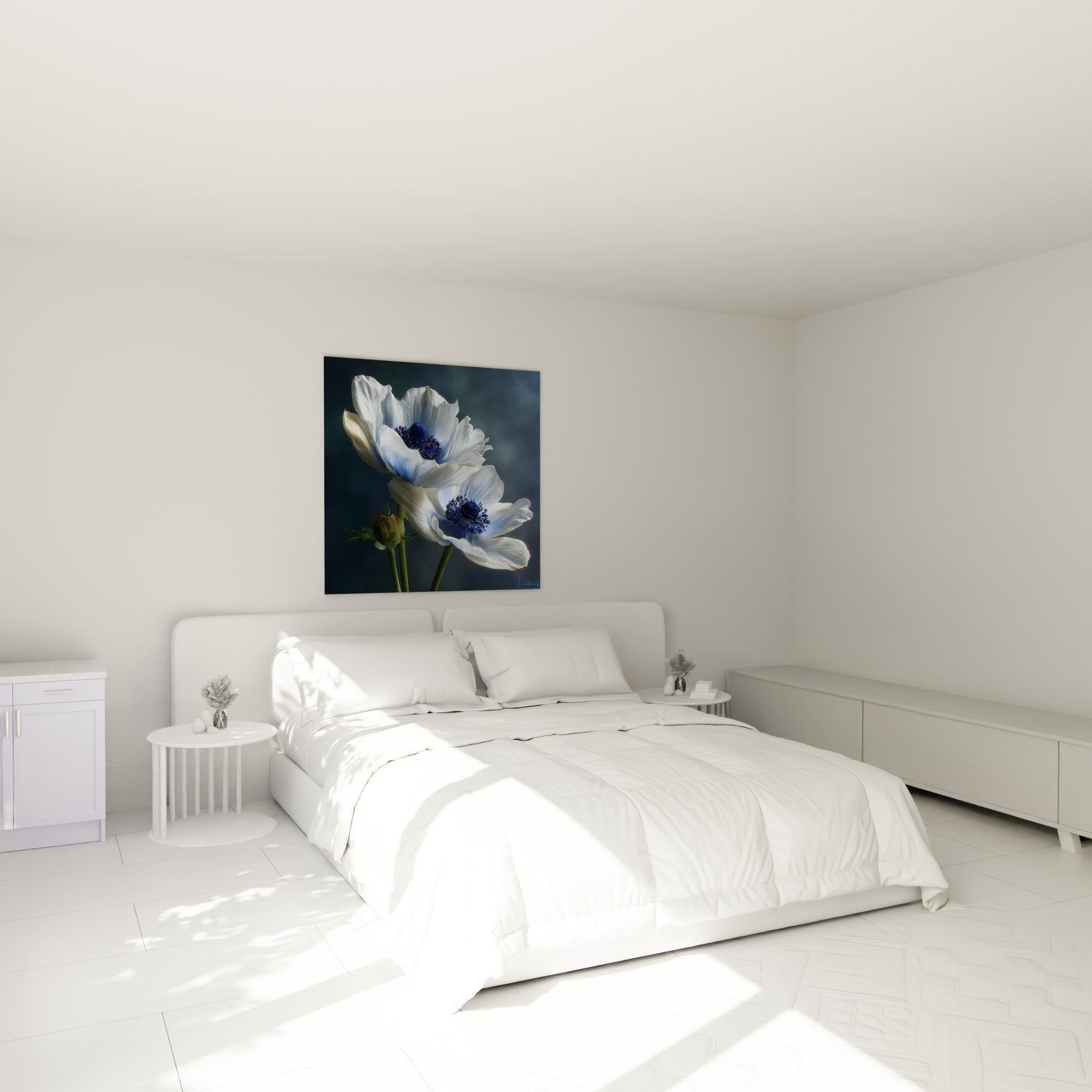 Pétales blancs et cœurs bleu marine des anémones accrochés au-dessus d'un lit dans une chambre claire