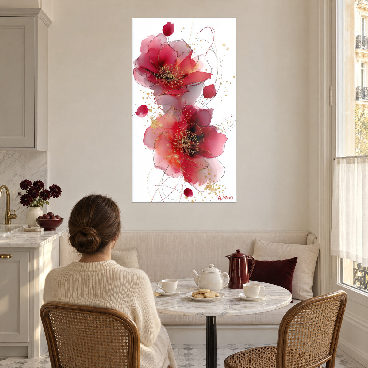 Schilderij met een scharlakenrode aquarelbloem en gouden hart van fijne meeldraden, vrouw van achteren aan de ontbijttafel, lichte keuken
