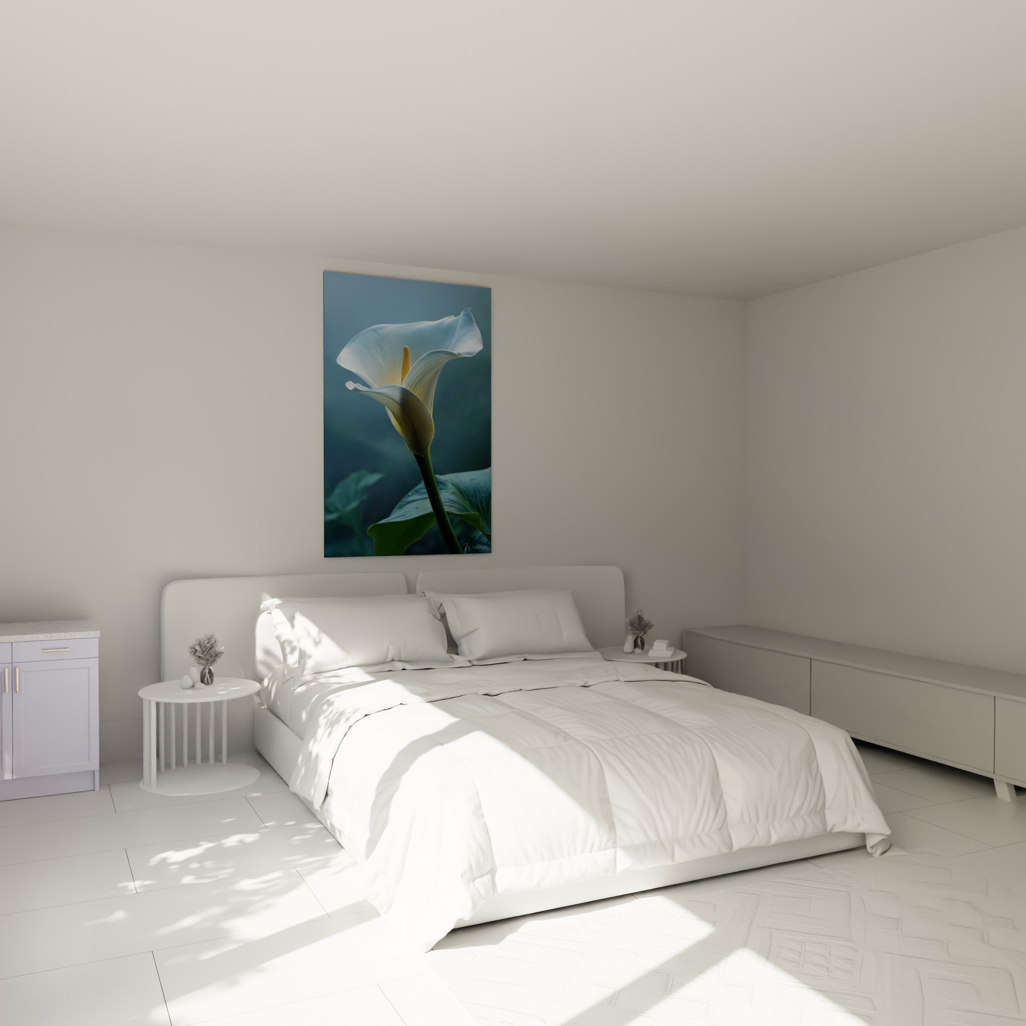 Fleur d'arum blanche et bleutée illuminée au-dessus d'un lit dans une chambre claire