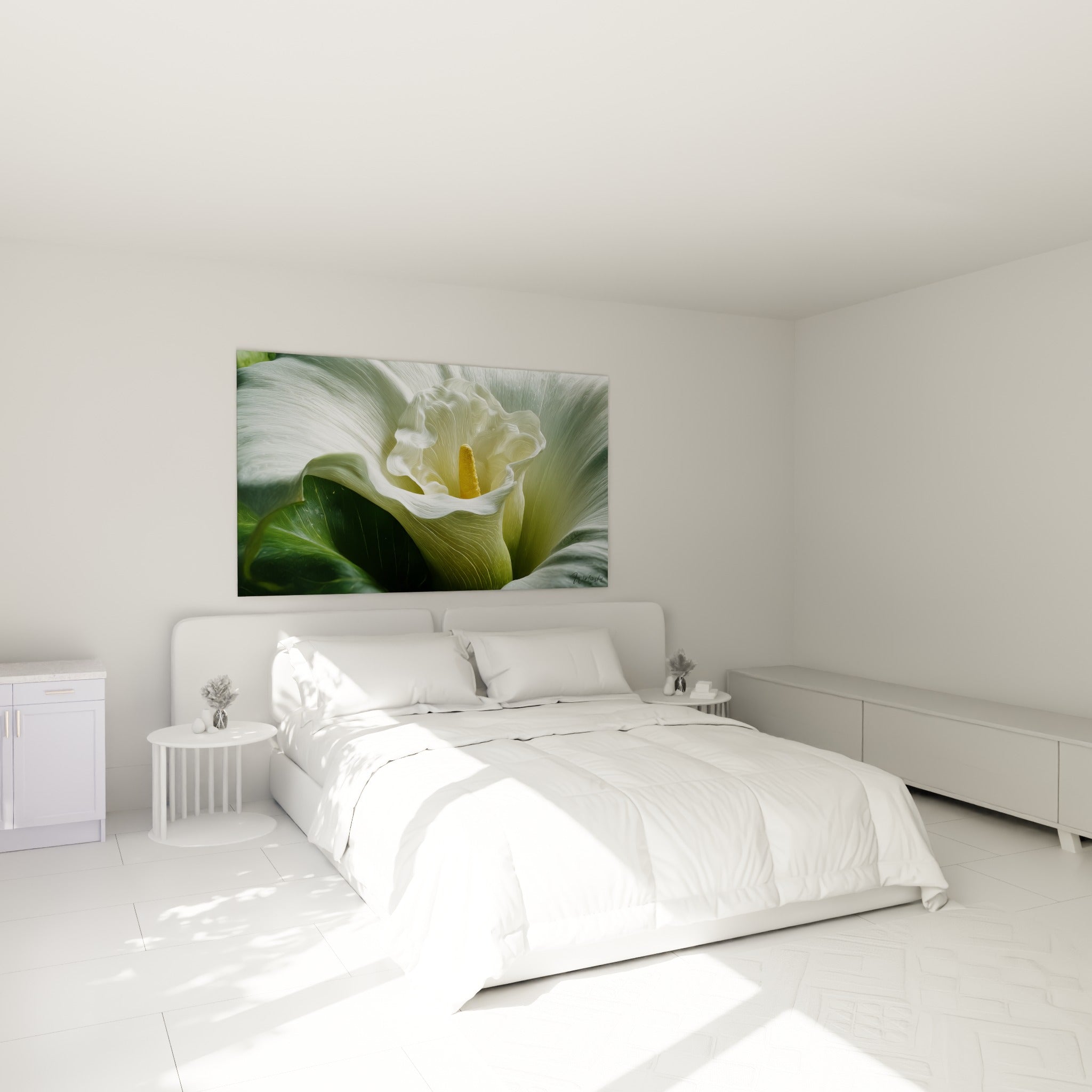 Fleur d'arum blanche et dorée aux courbes douces, accrochée au-dessus d'un lit dans une chambre claire