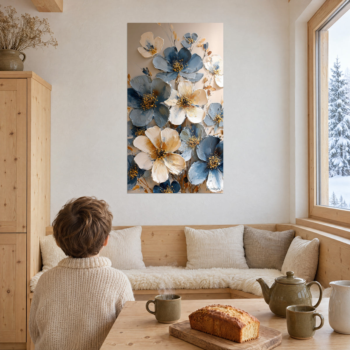 Gemälde mit strukturierten Blütenkronen in Nachtblau und perlmuttartigem Beige, goldene Mitten im Relief, gegenüber einer Bank aus Holz und Fell
