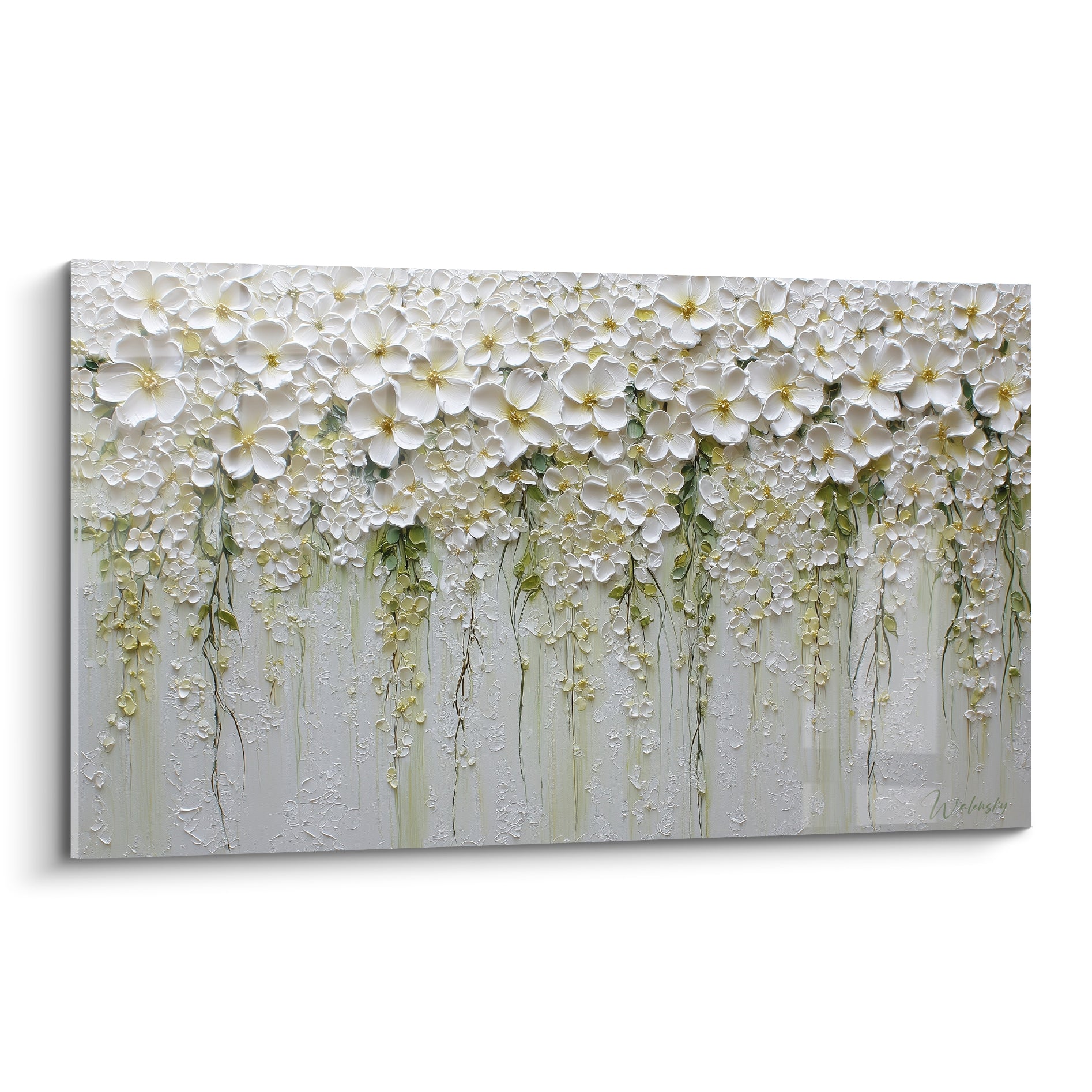 Fleurs blanches en relief et feuillage vert sauge tombant sur fond gris texturé
