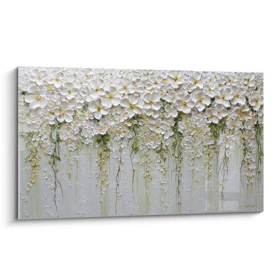 Fleurs blanches en relief et feuillage vert sauge tombant sur fond gris texturé