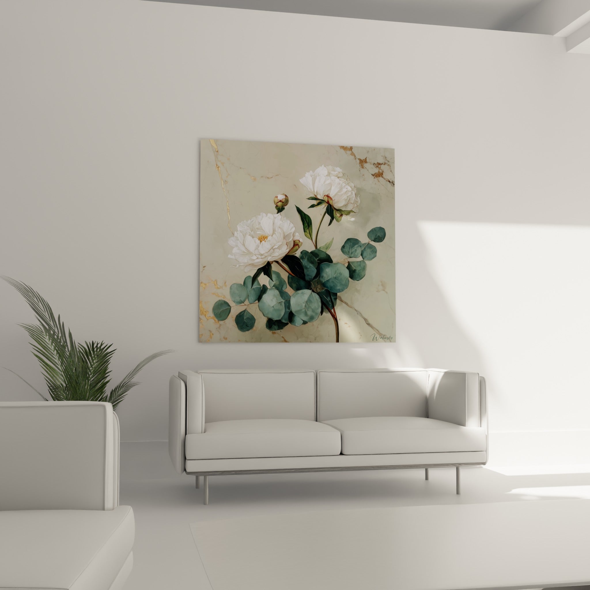 Fleurs blanches et branche d'eucalyptus doré au-dessus d'un canapé dans un salon lumineux