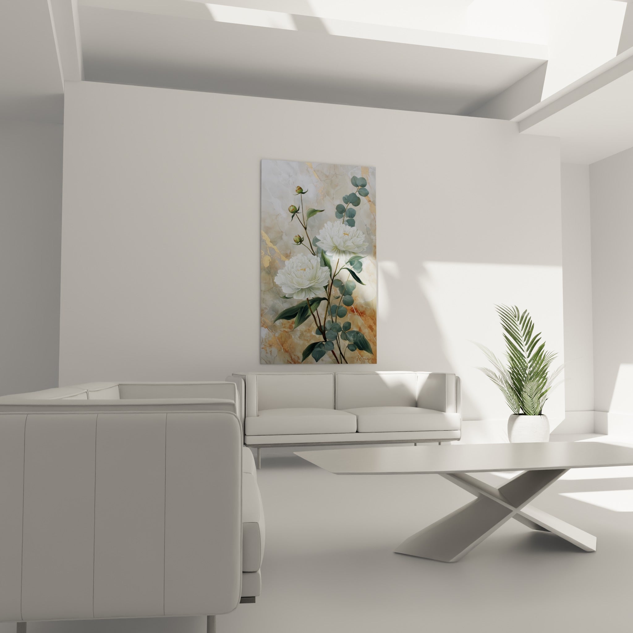 Fleurs blanches et branches vertes sur fond doré et ocre, au-dessus d'un canapé dans un salon lumineux