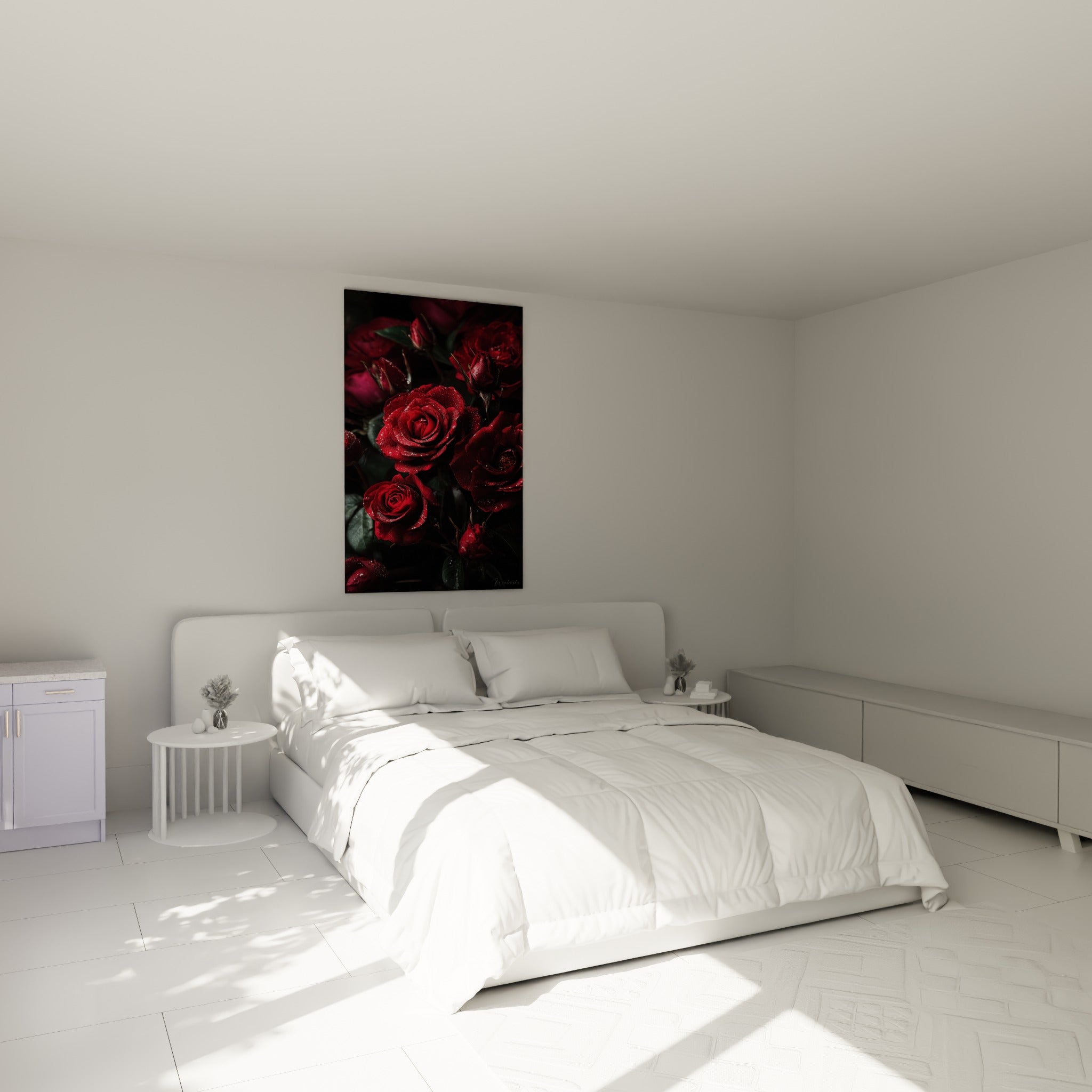 Bouquet de roses rouge bordeaux perlées de rosée accroché au-dessus d'un lit dans une chambre claire