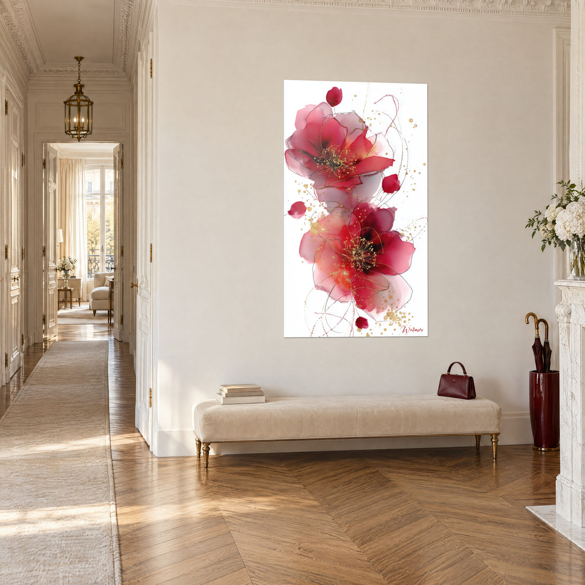 Schilderij met twee grote karmijnrode bloemkelken op witte achtergrond, fijne zwarte contouren en gouden spatten, in een Haussmann-gang
