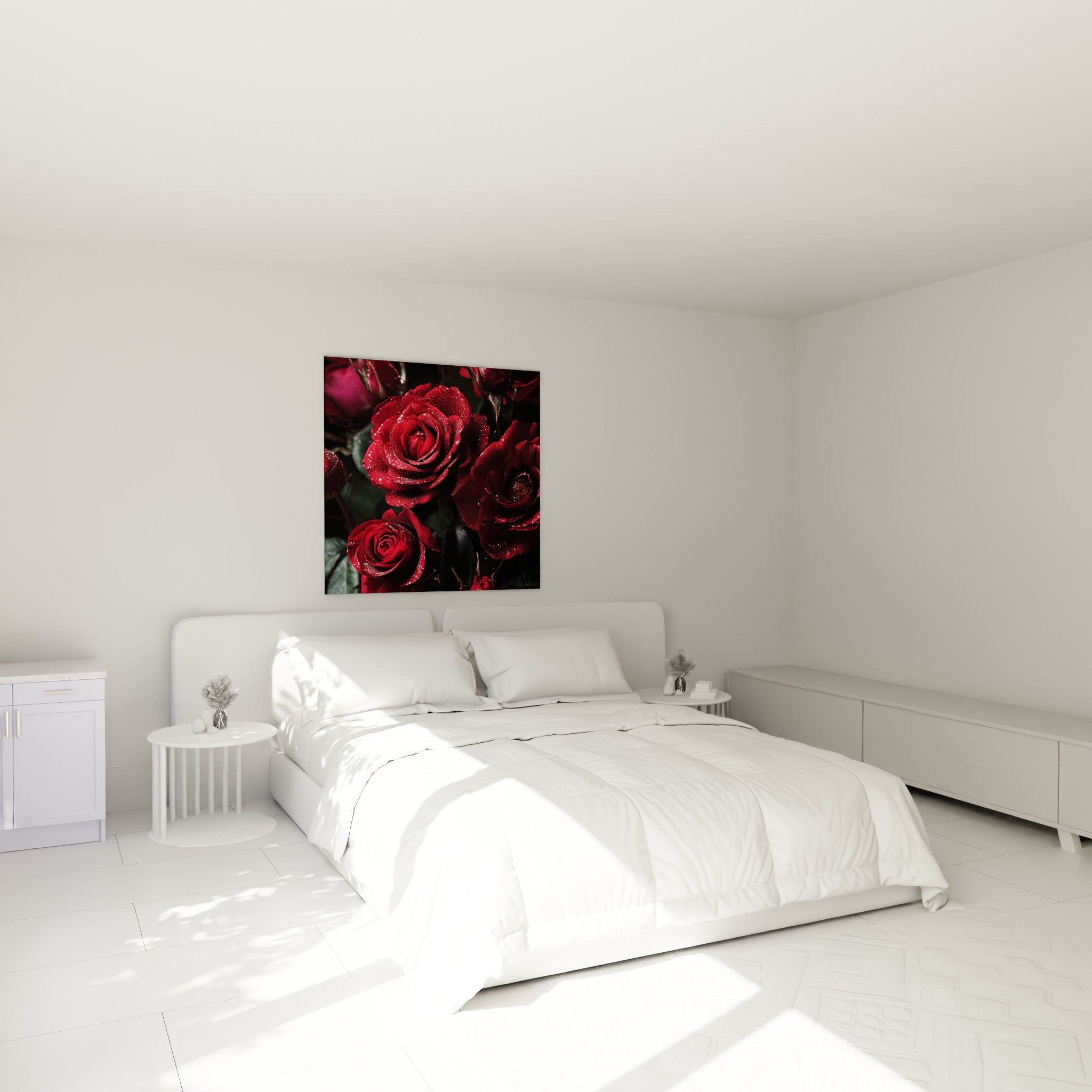 Bouquet de roses rouges et gouttelettes brillantes, tons bordeaux et vert profond, au-dessus d'un lit dans une chambre claire