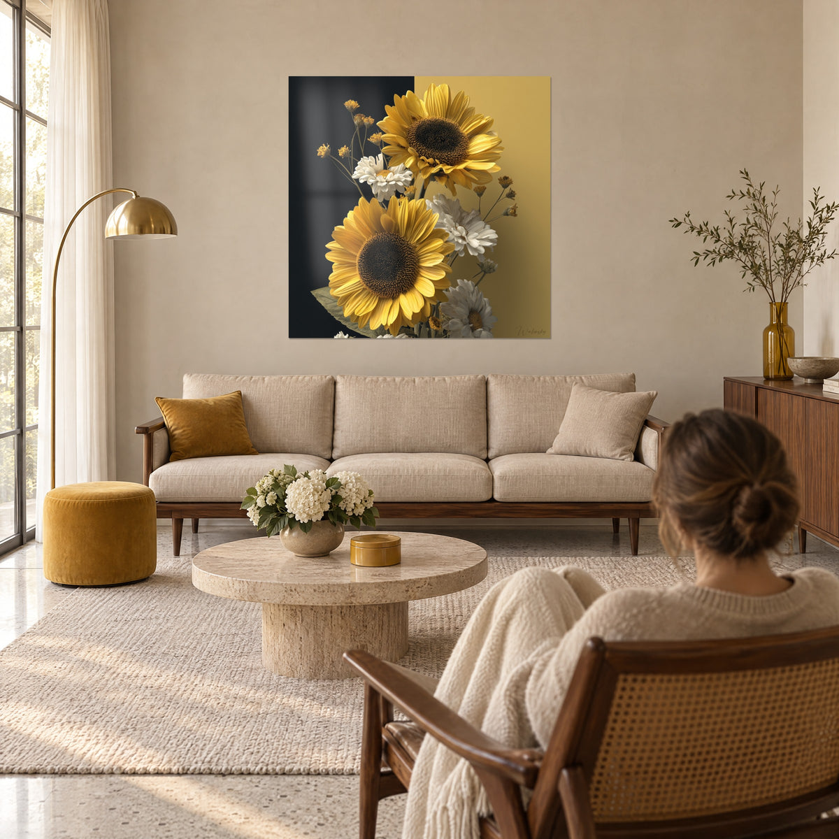Quadro girasoli dorati su sfondo nero e ocra, margherite bianche in un mazzo, sopra un divano in un soggiorno luminoso