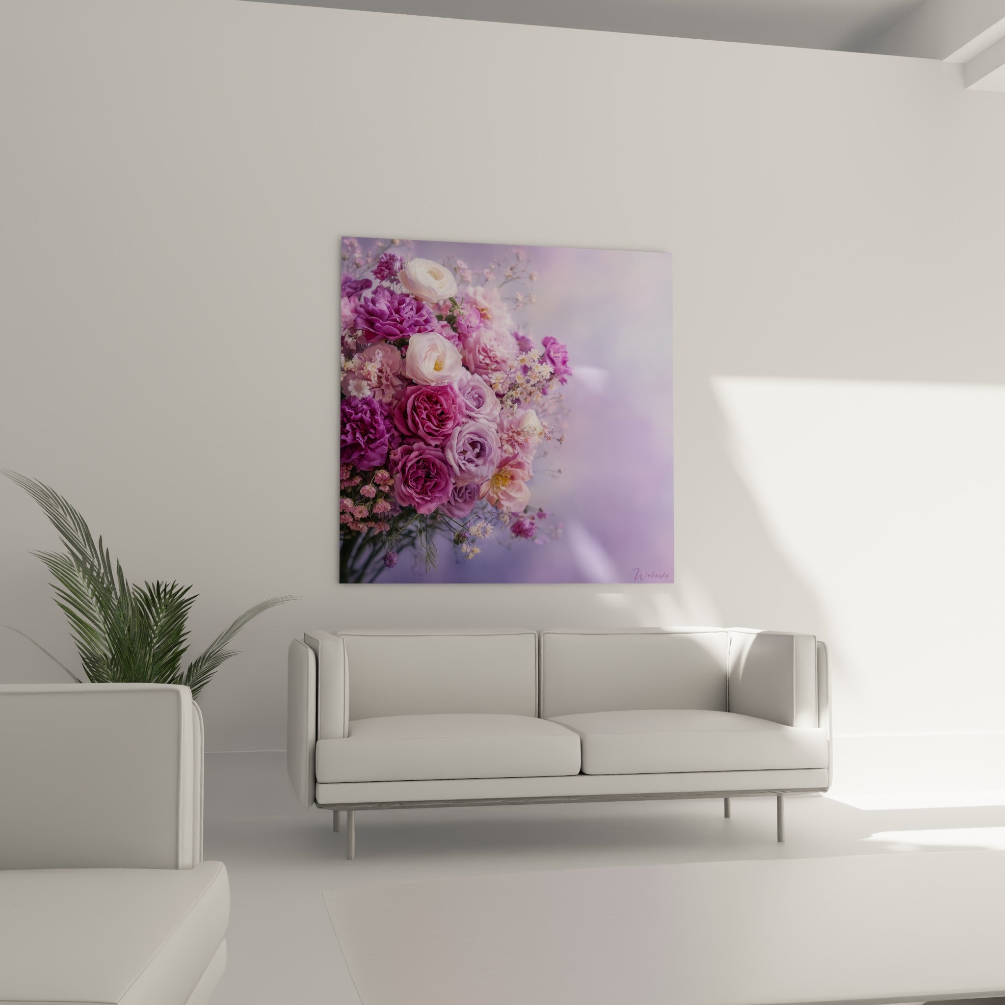 Bouquet fleur nature aux pétales roses et violets au-dessus d'un canapé dans un salon lumineux