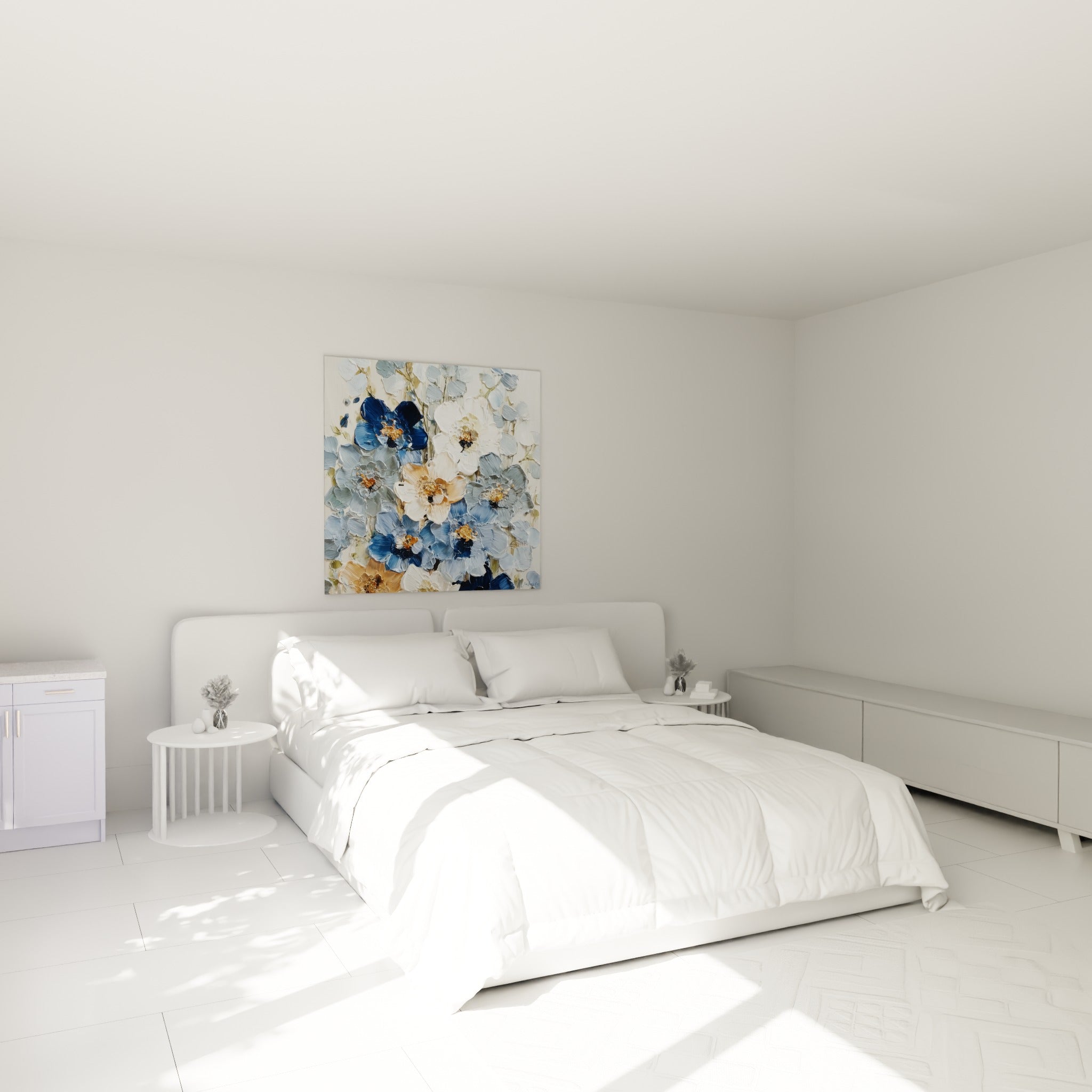 Fleurs bleu poudré et ocre en relief épais surplombant un lit dans une chambre claire et sereine