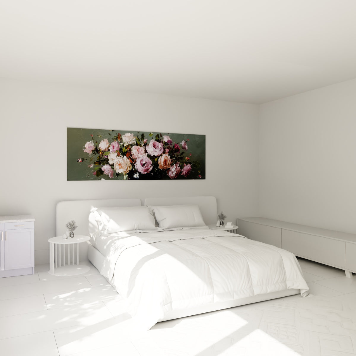 Fleurs roses et pêche peintes en relief au-dessus d'un lit dans une chambre claire