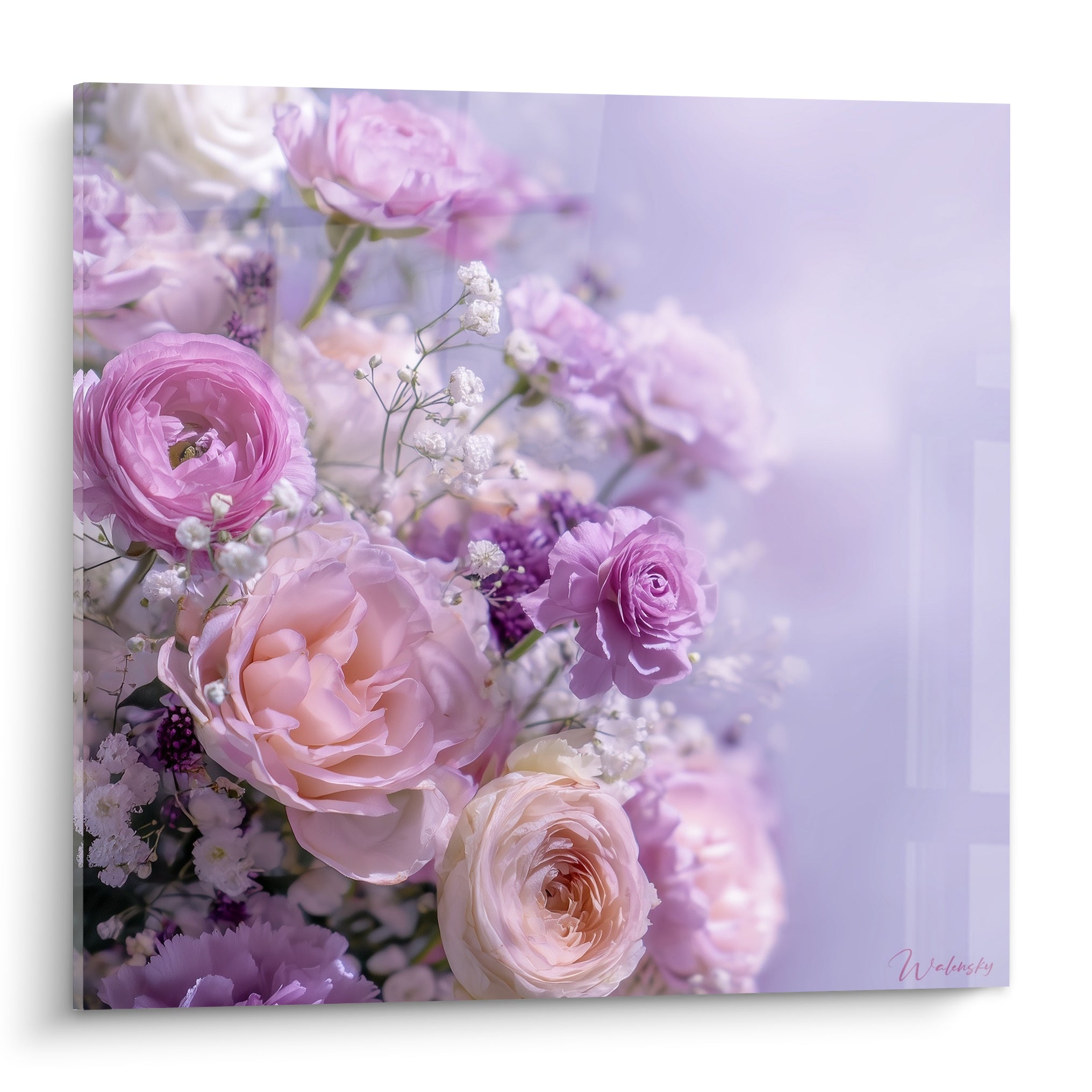 Bouquet de roses roses et mauves en fleur nature, pétales délicats sur fond lavande flouté