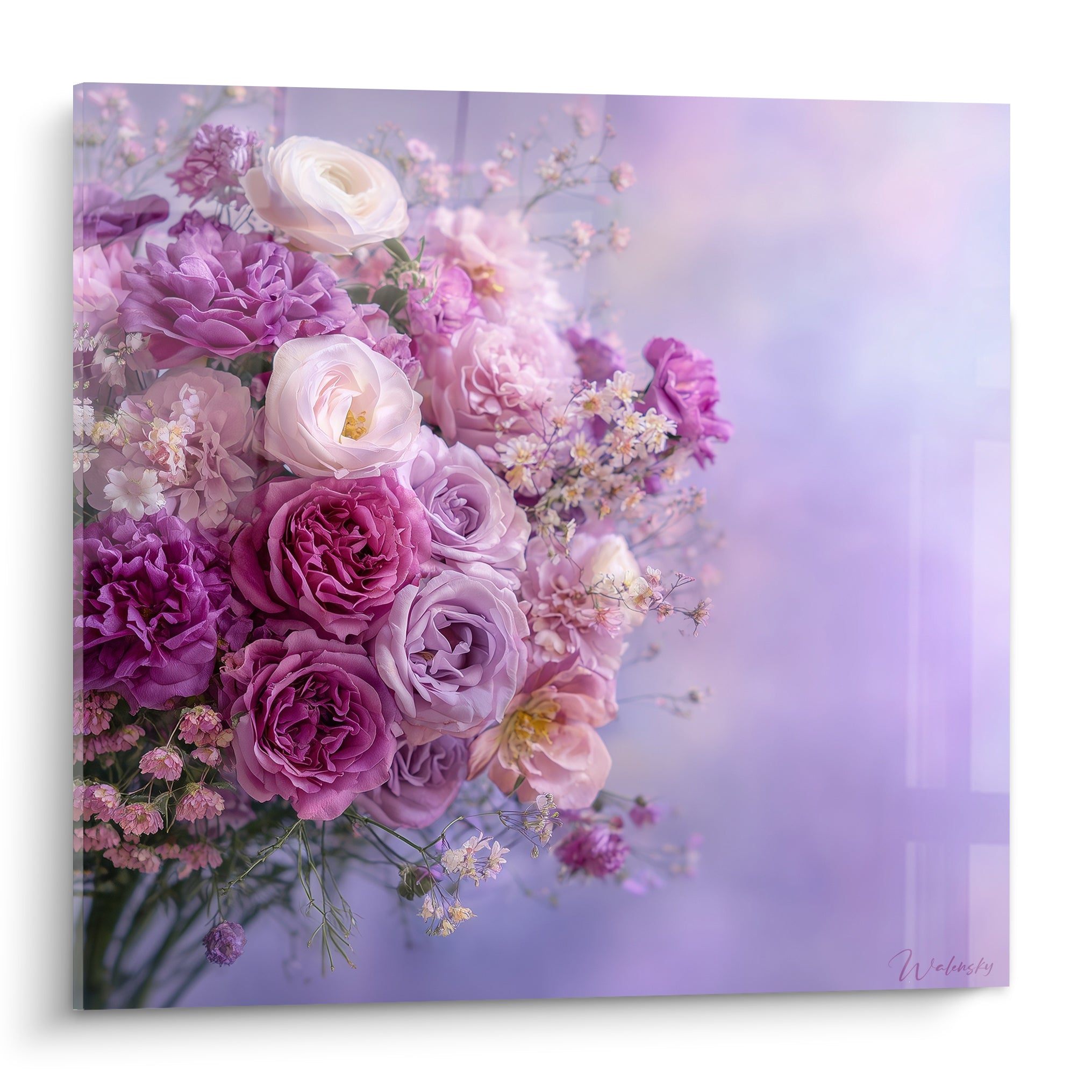Bouquet fleur nature de roses mauves et blanches sur fond lavande vaporeux