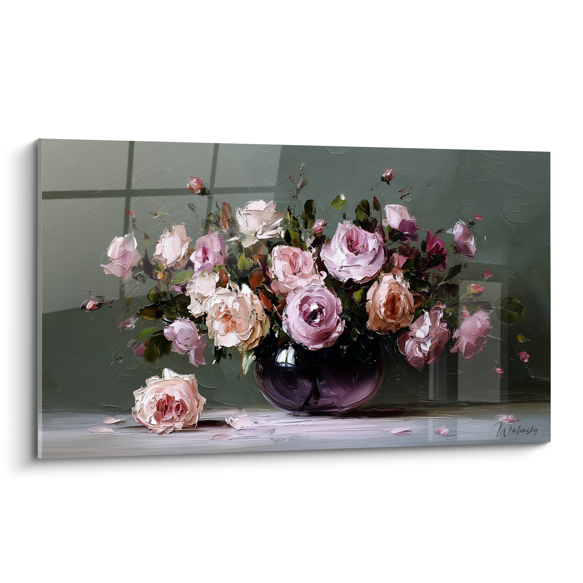 Bouquet de roses roses et pêche dans un vase anthracite, fond vert sauge peint à l'empâtement