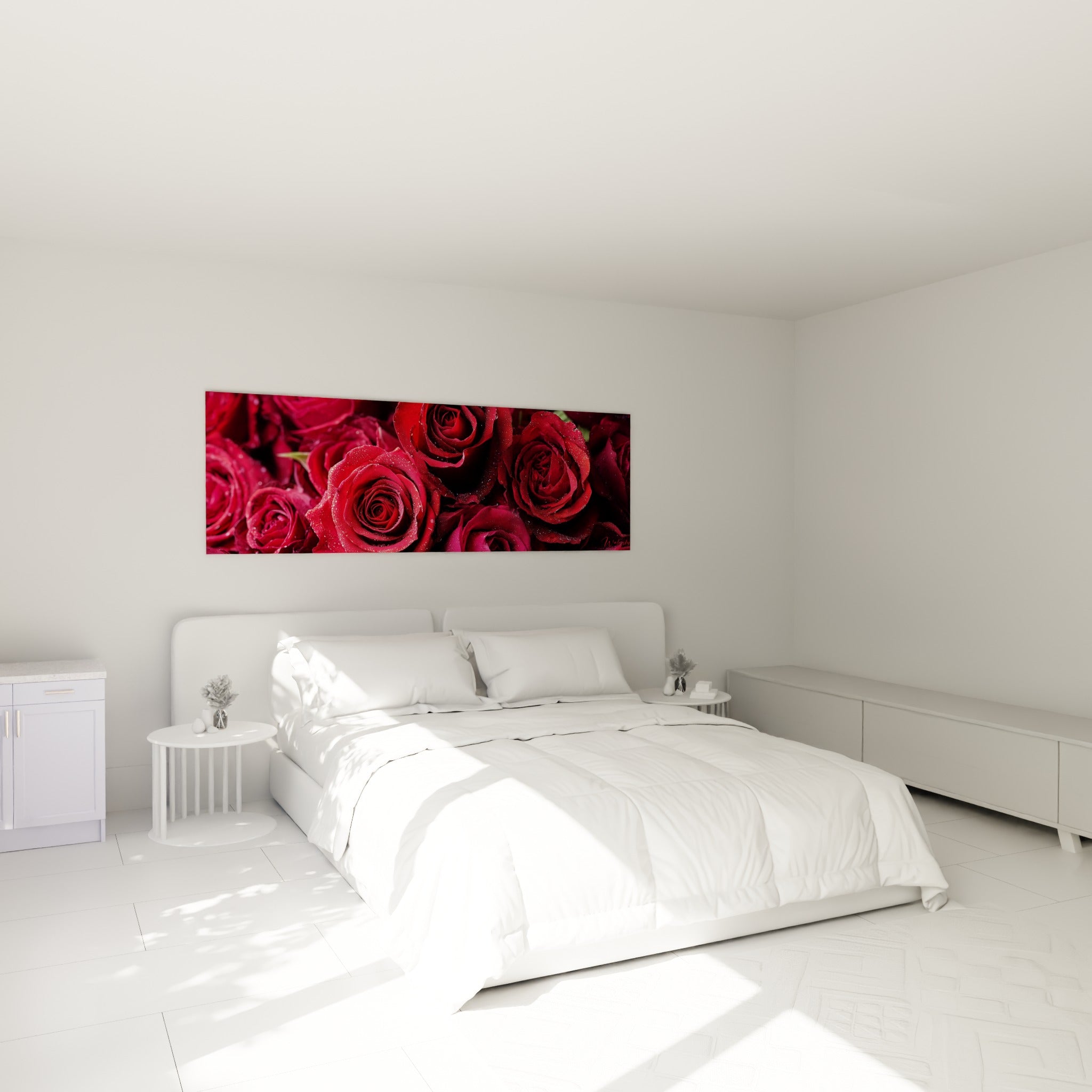 Bouquet de roses rouges et bordeaux veloutées au-dessus d'un lit dans une chambre claire