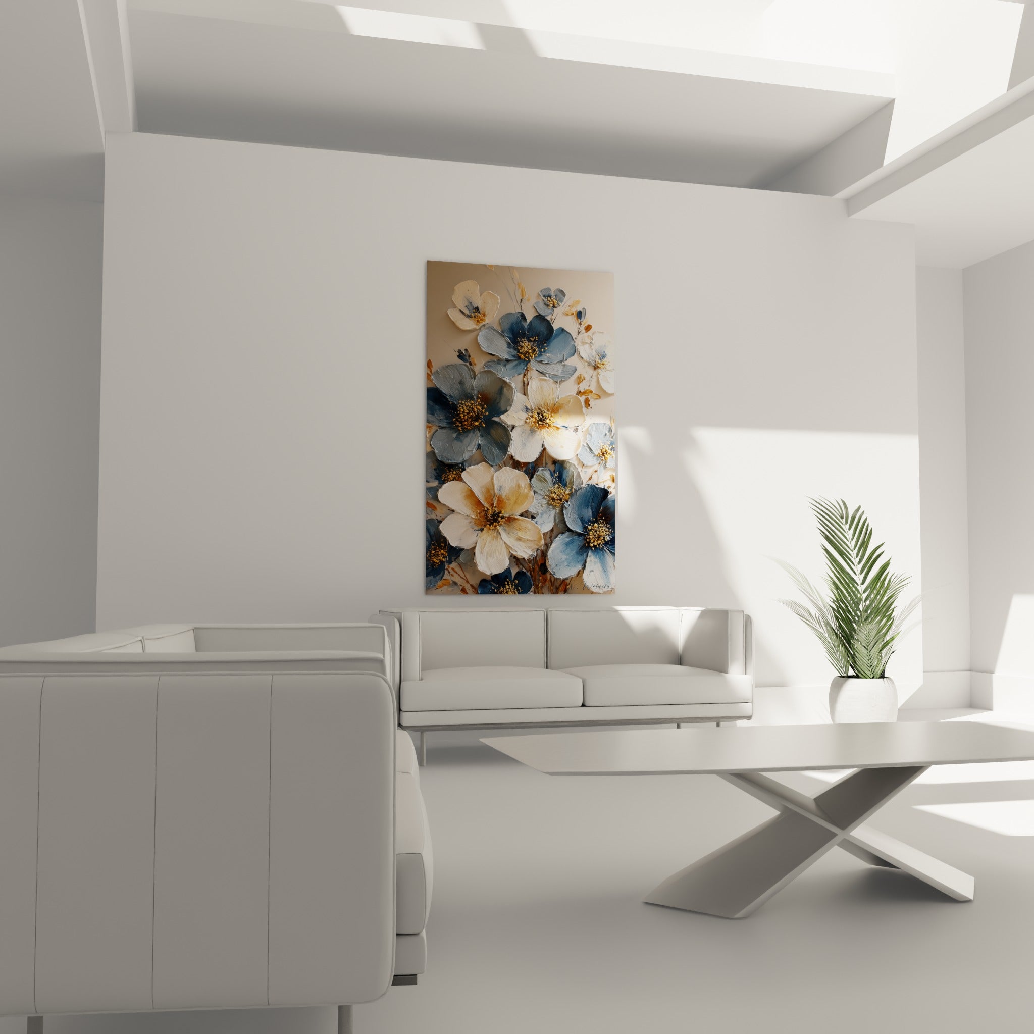 Corolles fleur nature blanches et bleu marine aux cœurs dorés, au-dessus d'un canapé dans un salon lumineux