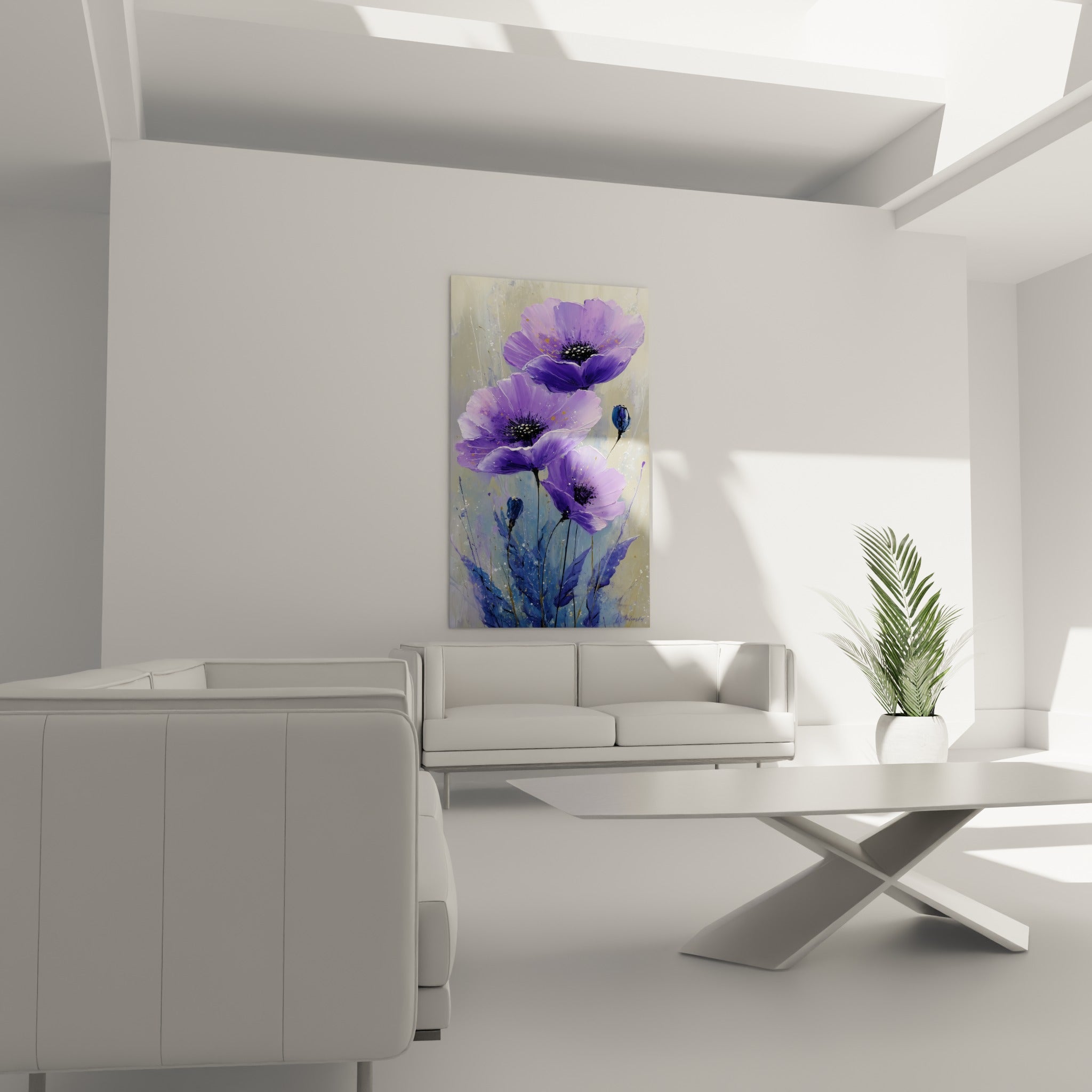 Bourgeons bleu marine et pétales violets délicats, au-dessus d'un canapé dans un salon lumineux