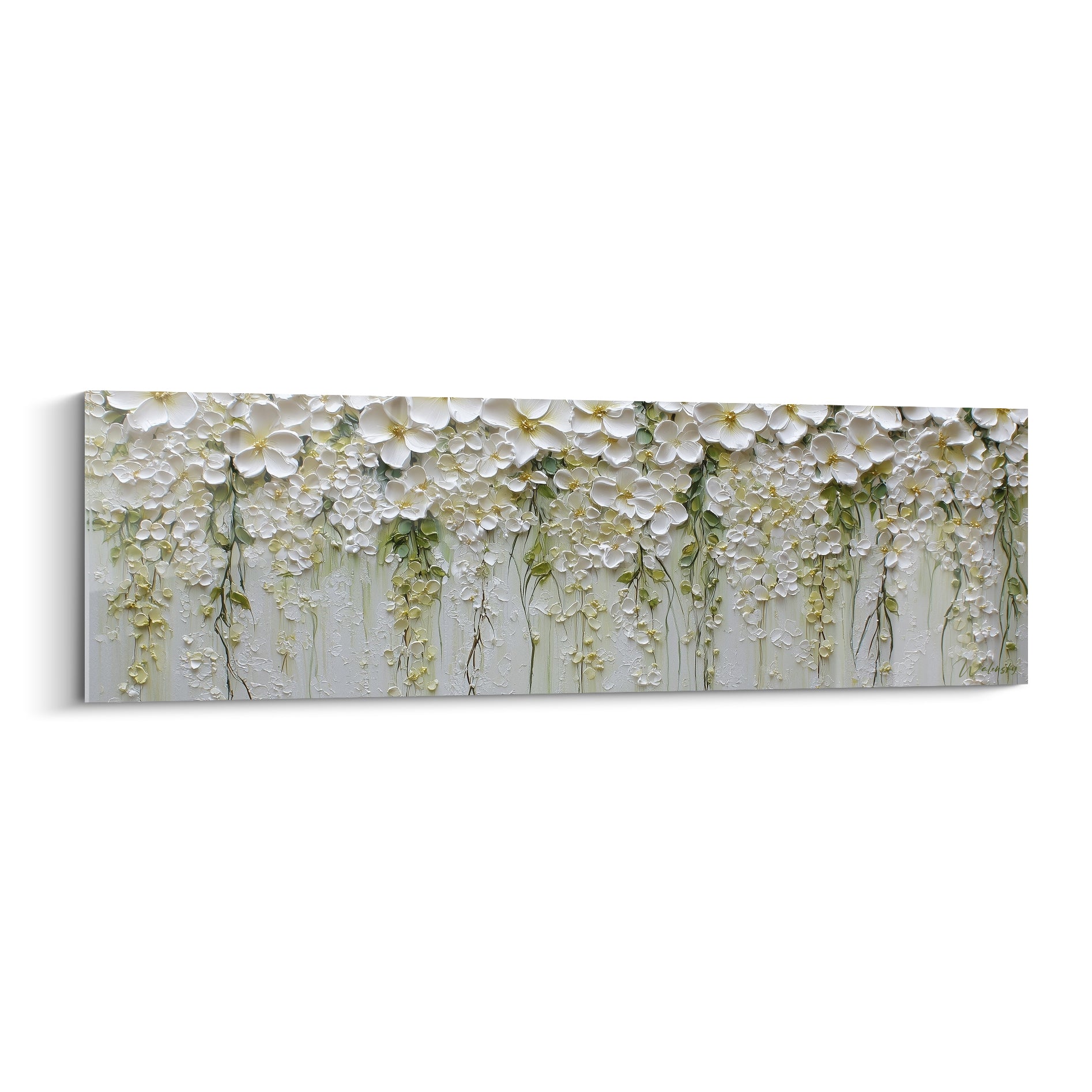 Fleurs blanches en relief et dorées tombant en cascade sur fond ivoire texturé