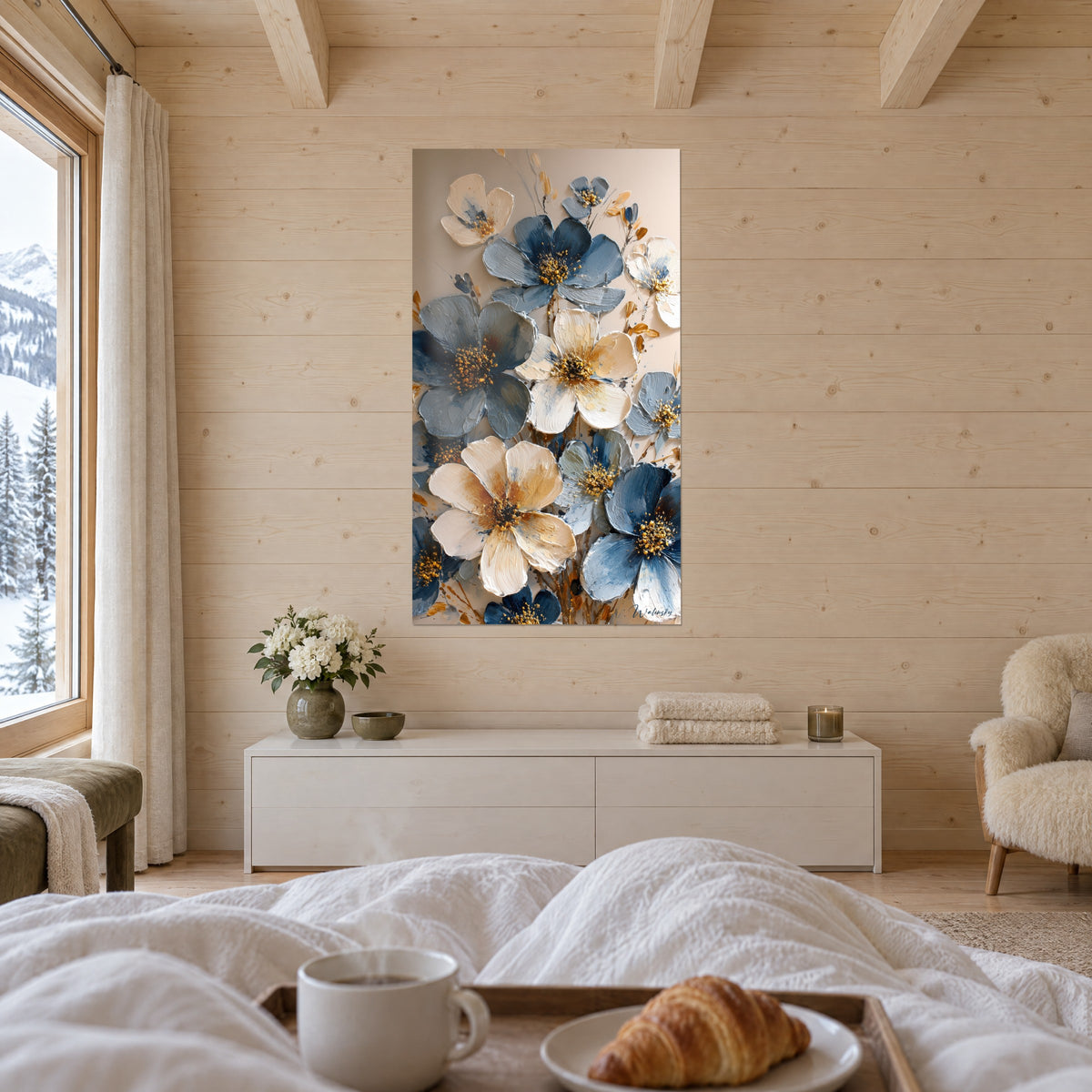 Gemälde mit einem Anemonenstrauß in Schiefergrau und Gebrochenweiß, gelbe Staubgefäße, über einem Bett in einem hellen Schlafzimmer