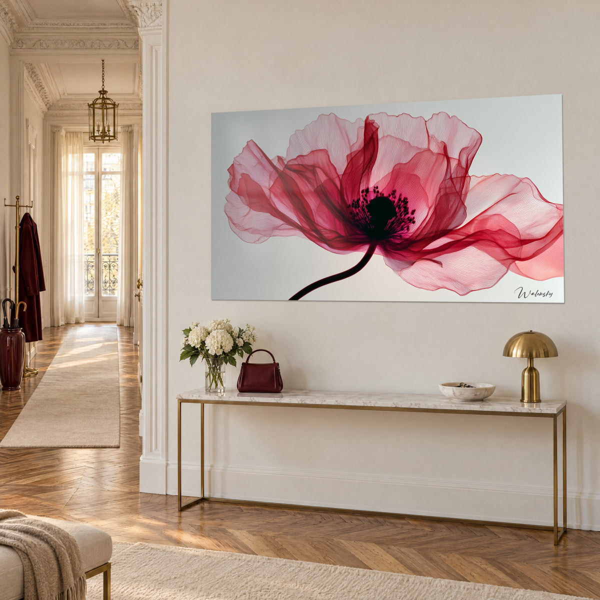 Quadro fiore di papavero con strati traslucidi rosa e cremisi, stelo scuro ricurvo, su una consolle dorata nell'ingresso in stile haussmanniano