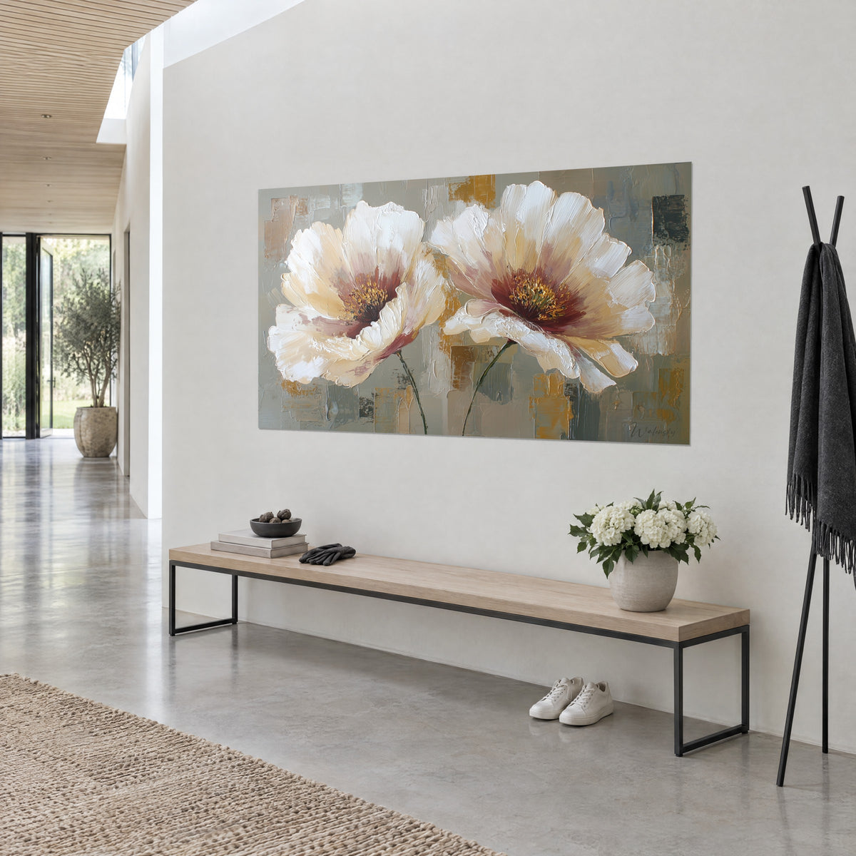 Tableau duo de fleurs ivoire aux pétales froissés, pistils dorés et tiges sombres, fond sauge, sur mur blanc près d'un banc en bois