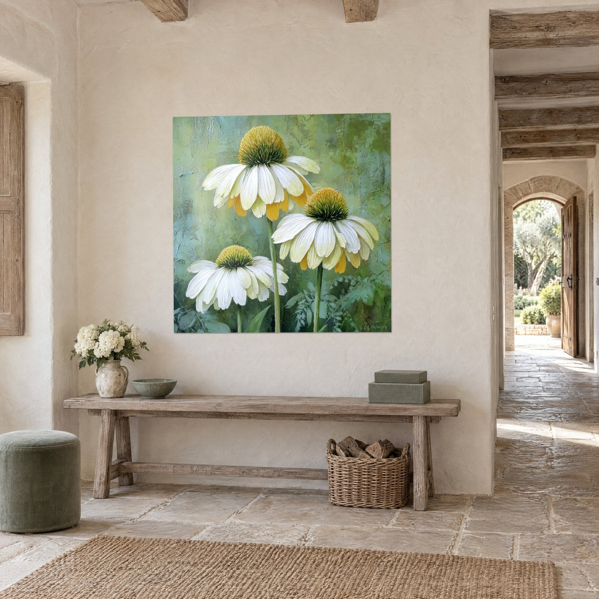 Schilderij van drie zonnehoedbloemen met hangende crèmekleurige blaadjes en groene stengels, verweerde turquoise achtergrond, in de hal van een stenen huis