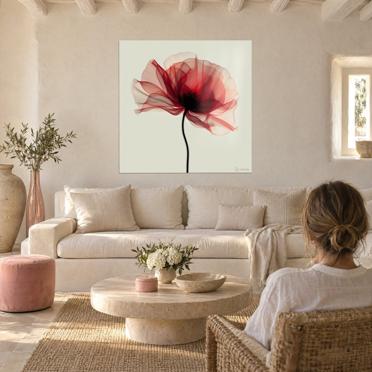 Gemälde Mohn mit scharlachroten Schleierblütenblättern und schwarzem Herz, geschwungener Stiel, über einem Sofa in einem lichtdurchfluteten Wohnzimmer