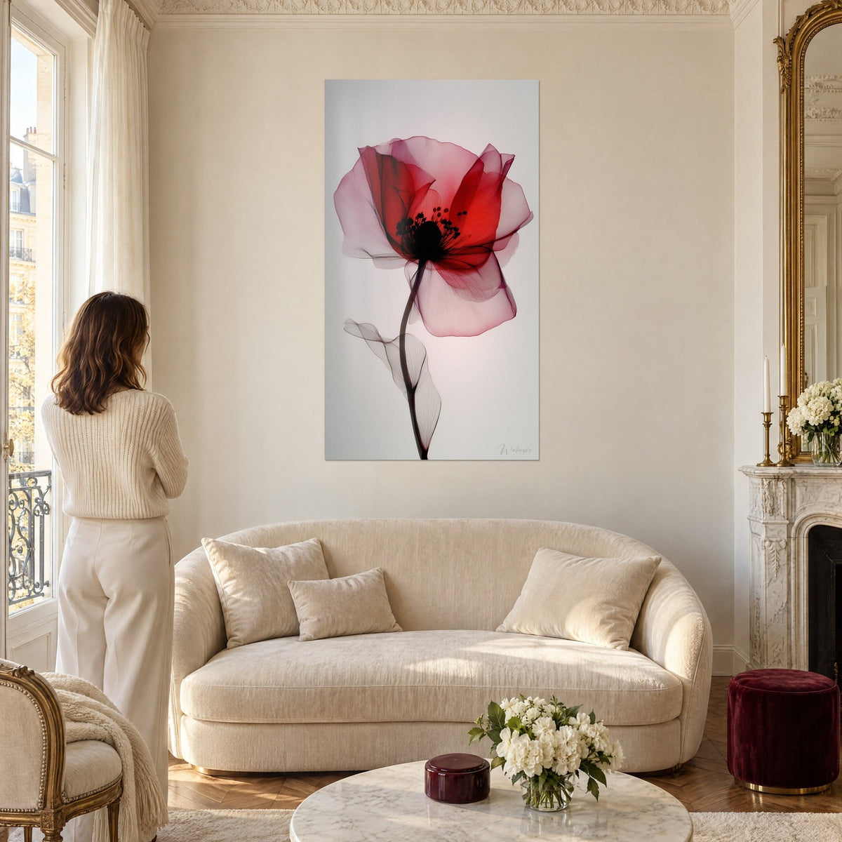 Tableau coquelicot aux pétales rouges translucides et cœur noir, tige inclinée sur fond gris clair, au-dessus d'un canapé dans un salon lumineux